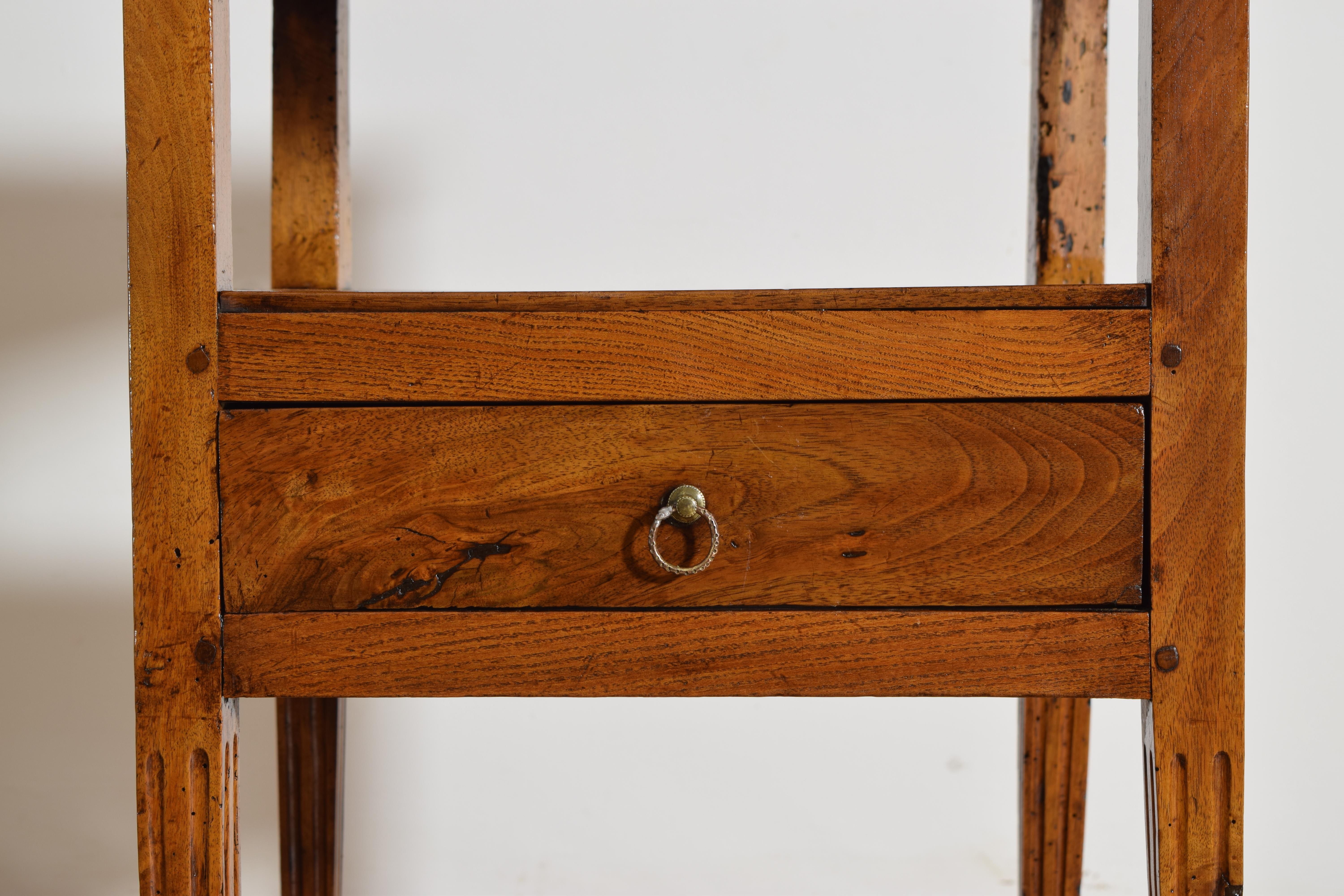 Table à 1 tiroir en noyer d'époque néoclassique française, milieu et fin du XIXe siècle en vente 1