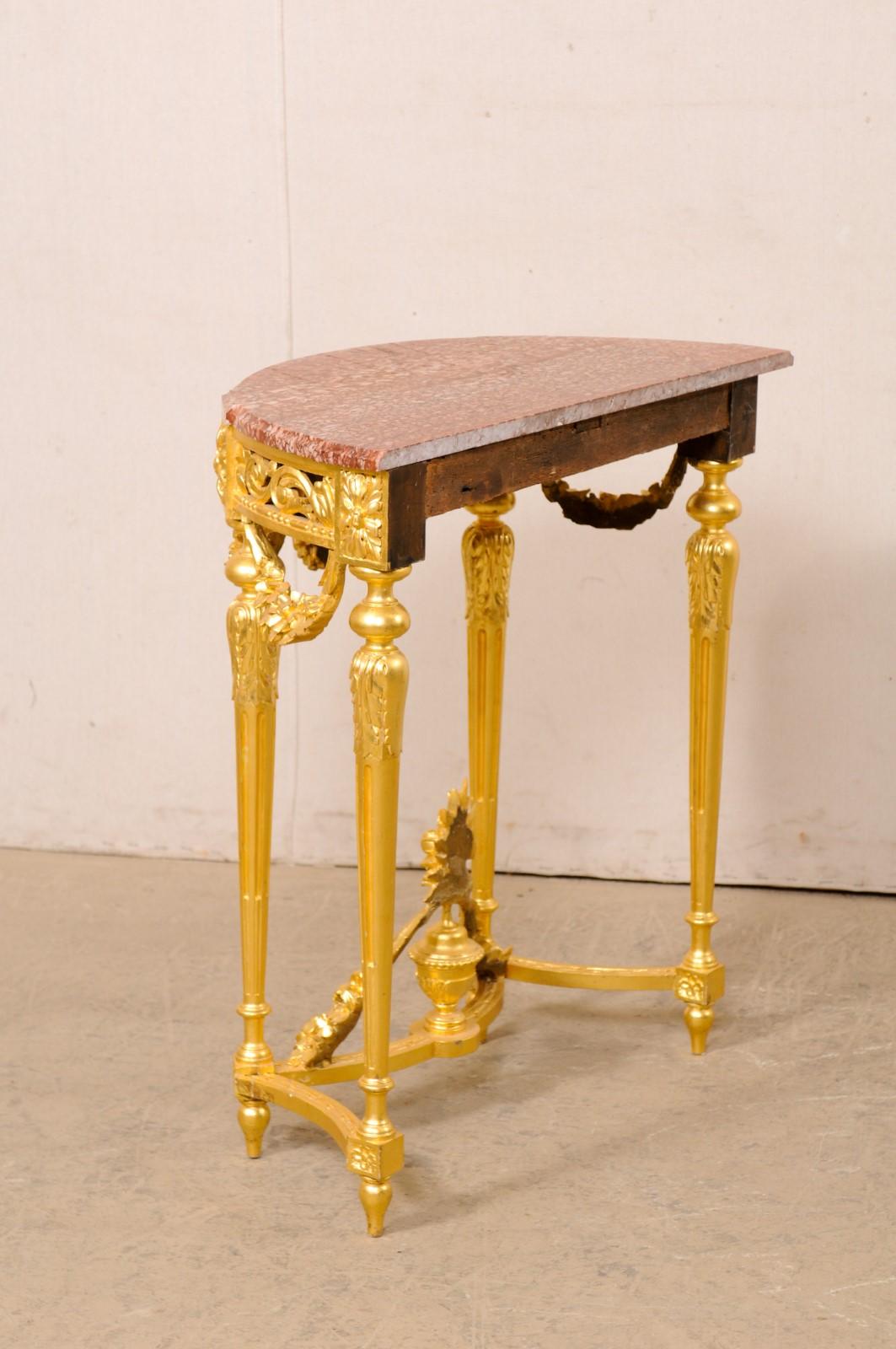 Console néoclassique française de petite taille en bois sculpté et doré avec plateau en marbre en vente 3