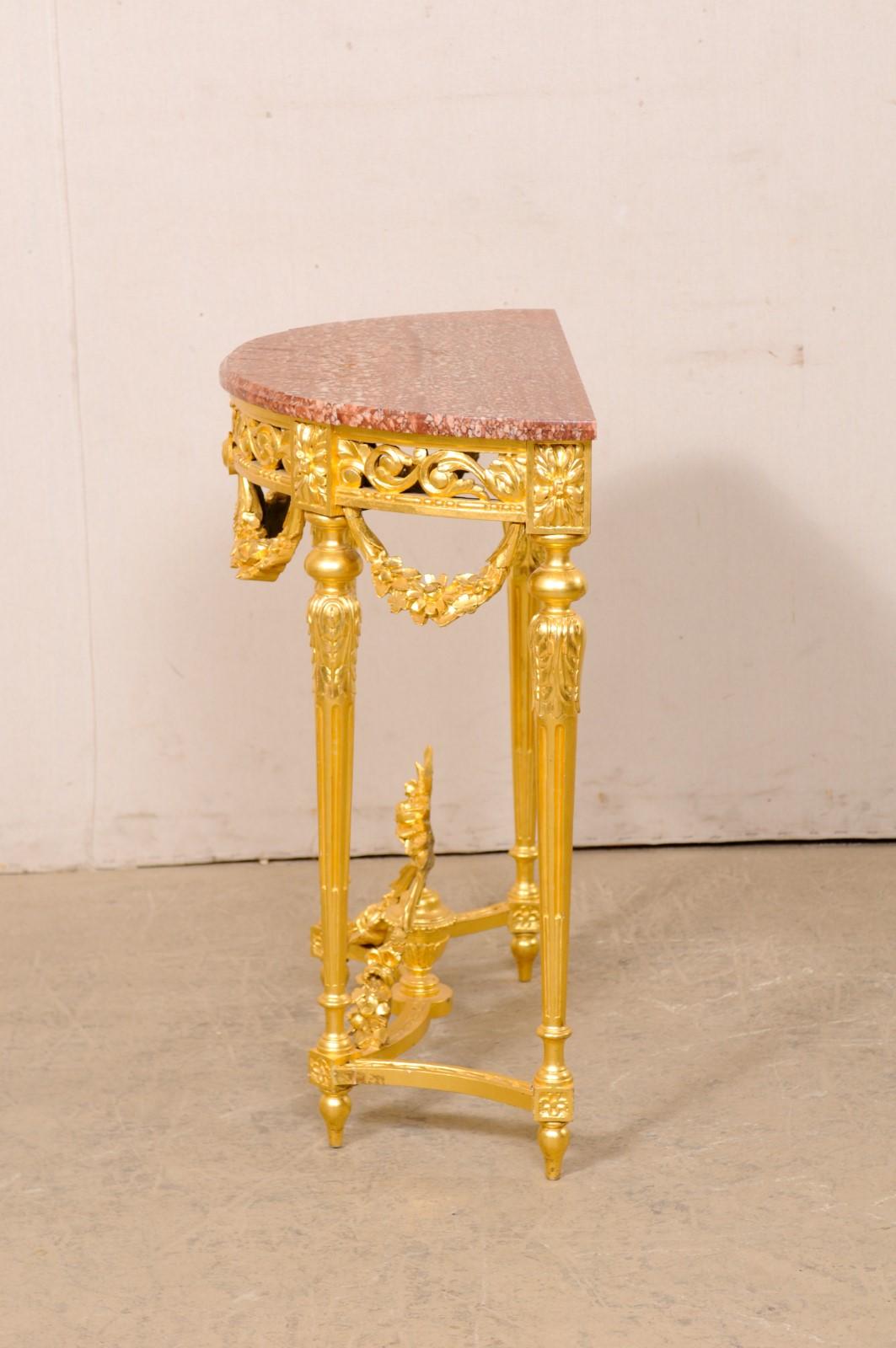 Console néoclassique française de petite taille en bois sculpté et doré avec plateau en marbre en vente 4