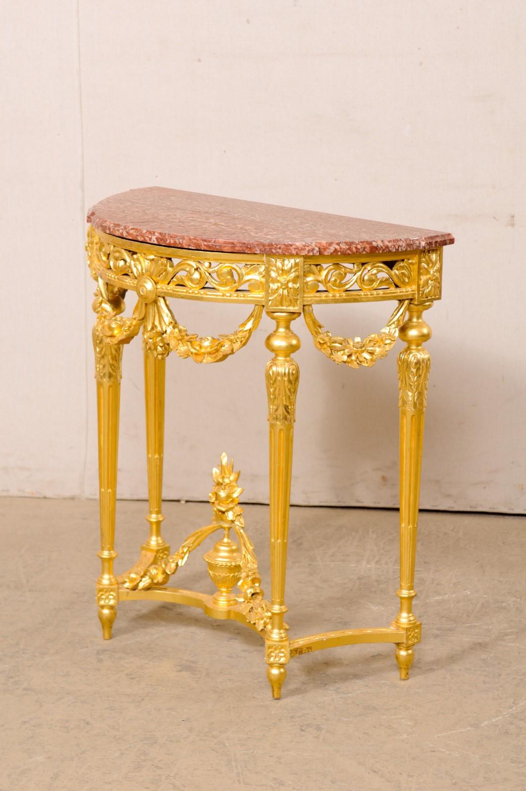 Console néoclassique française de petite taille en bois sculpté et doré avec plateau en marbre en vente 5