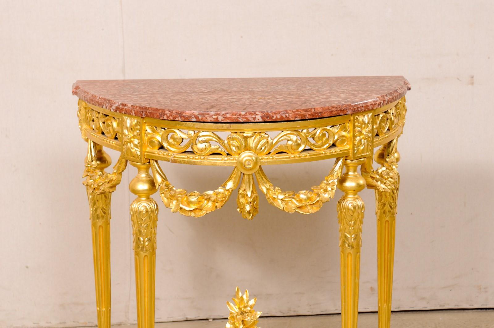 Néoclassique Console néoclassique française de petite taille en bois sculpté et doré avec plateau en marbre en vente