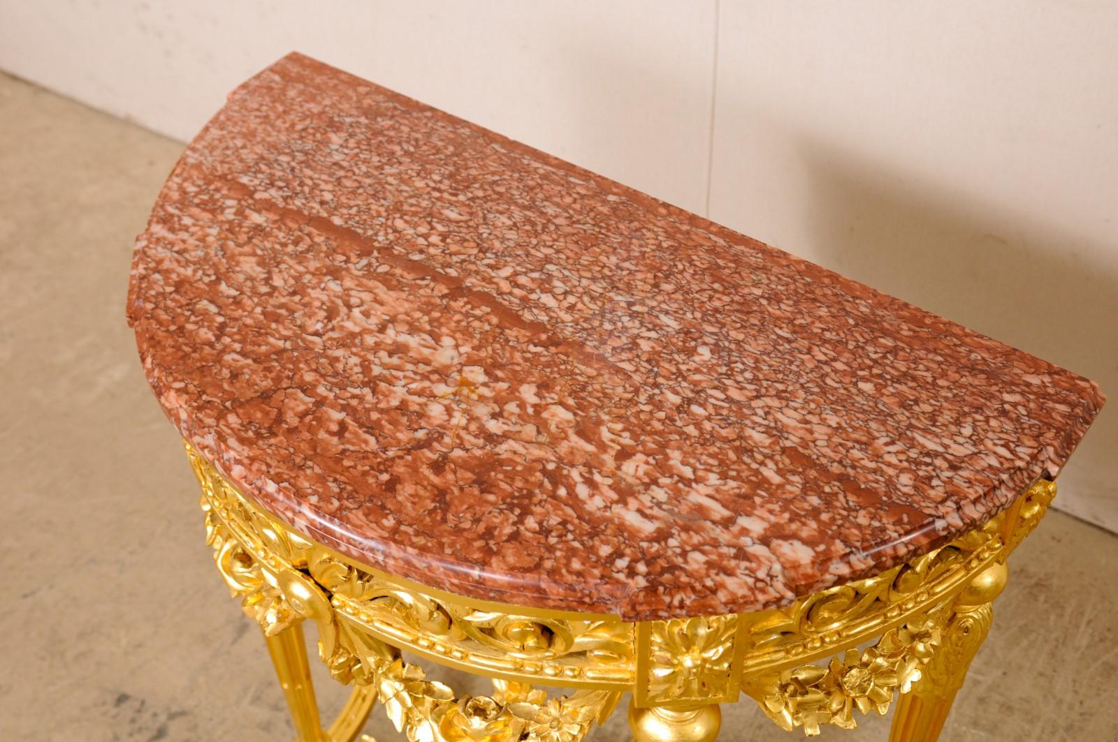 Französisch Neoklassische Petite-Sized geschnitzt & vergoldet Holz Konsole W/Marmor Top im Angebot 1