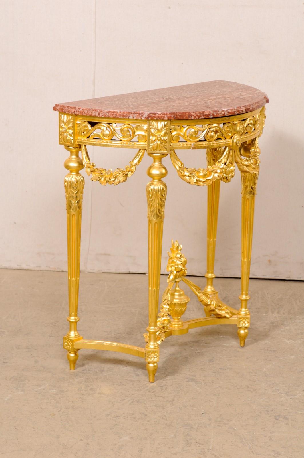 XIXe siècle Console néoclassique française de petite taille en bois sculpté et doré avec plateau en marbre en vente