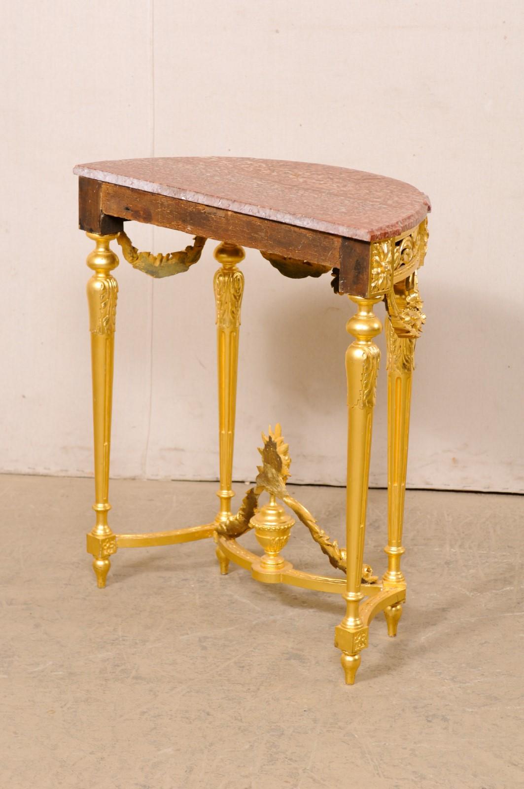 Console néoclassique française de petite taille en bois sculpté et doré avec plateau en marbre en vente 1