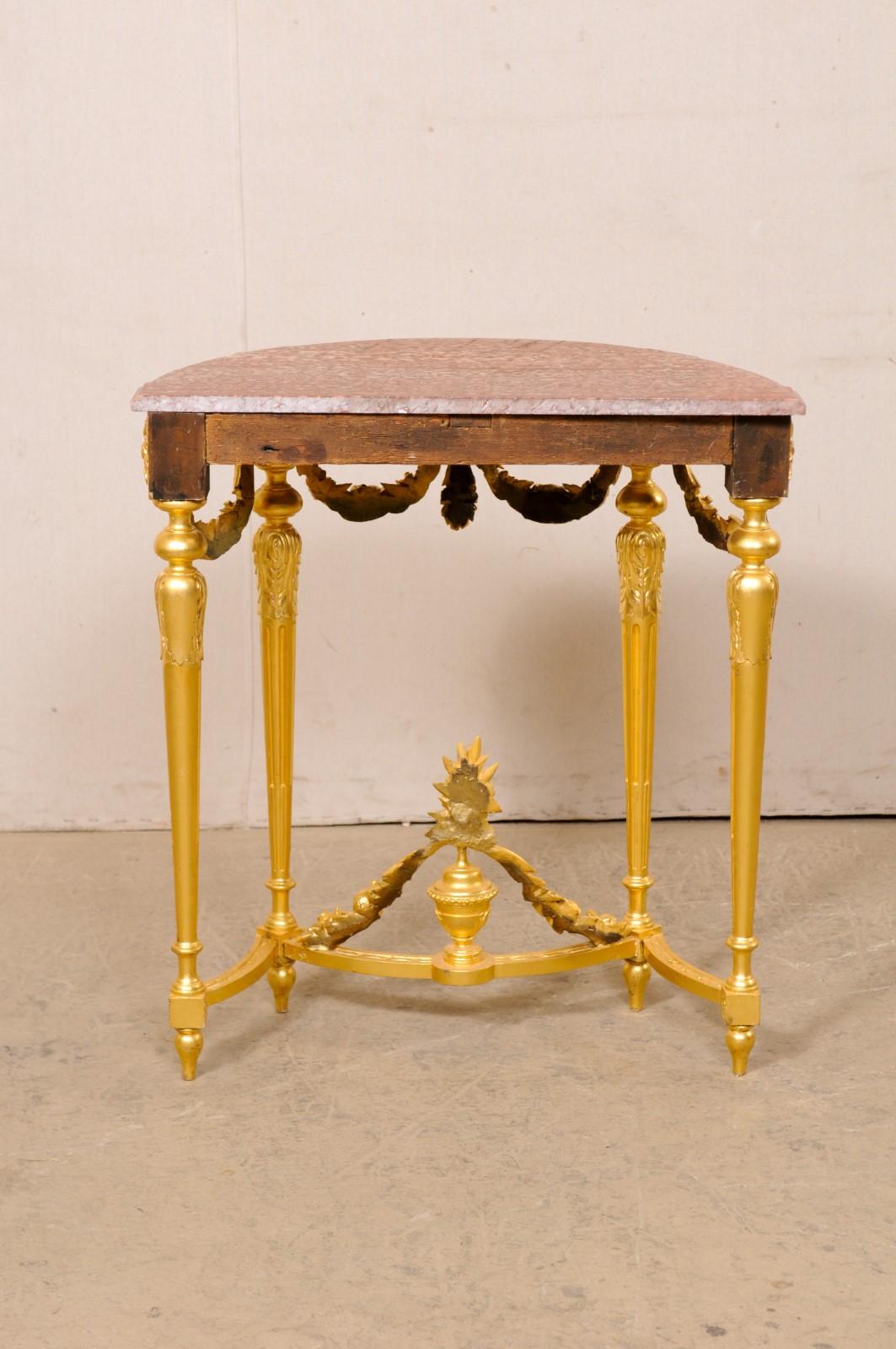 Console néoclassique française de petite taille en bois sculpté et doré avec plateau en marbre en vente 2