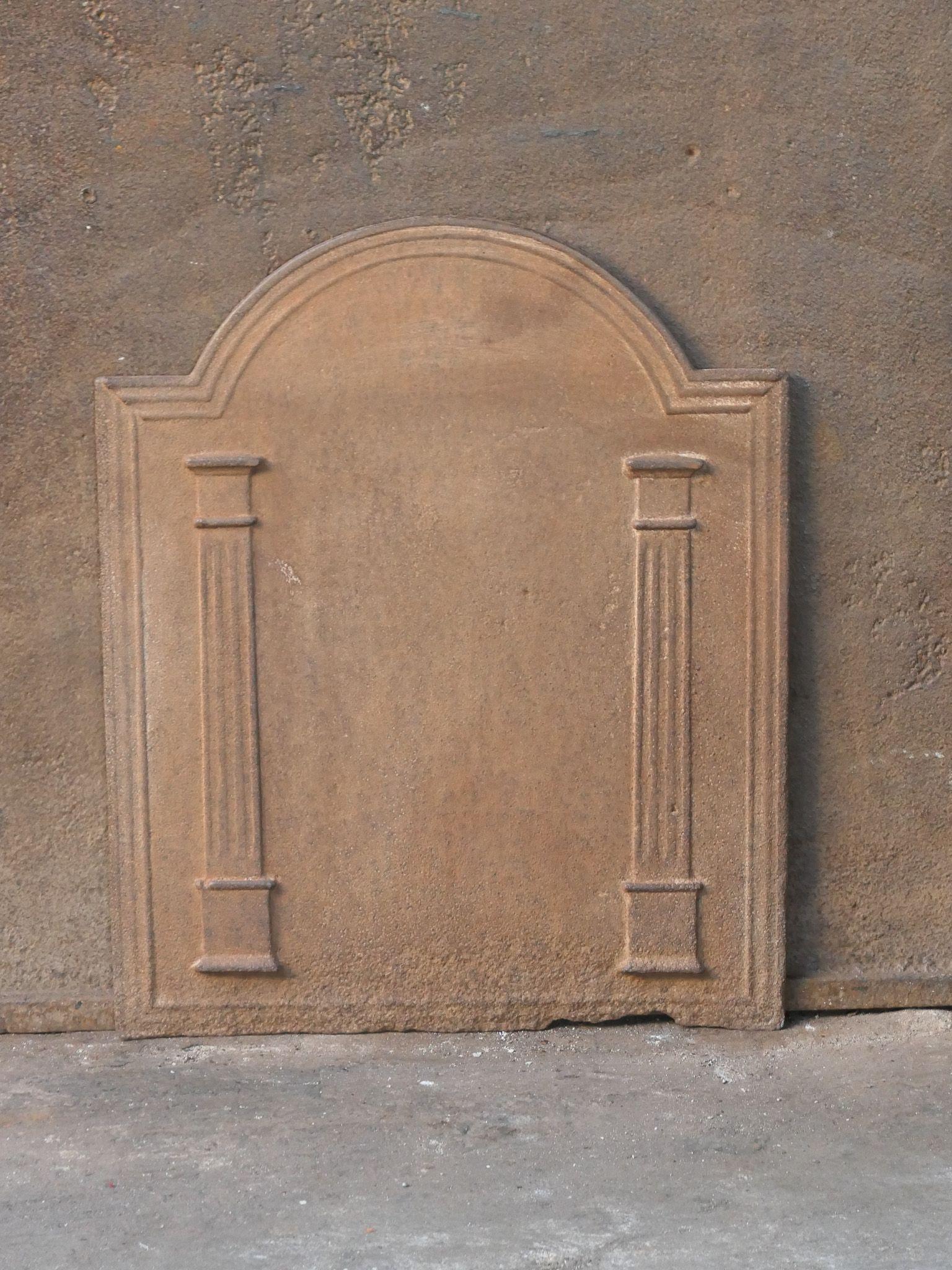 Parafuoco francese del XIX secolo di epoca neoclassica con due pilastri della libertà. I pilastri simboleggiano il valore della libertà, uno dei tre valori della rivoluzione francese.

Lo schienale è in ghisa e presenta una patina marrone naturale.