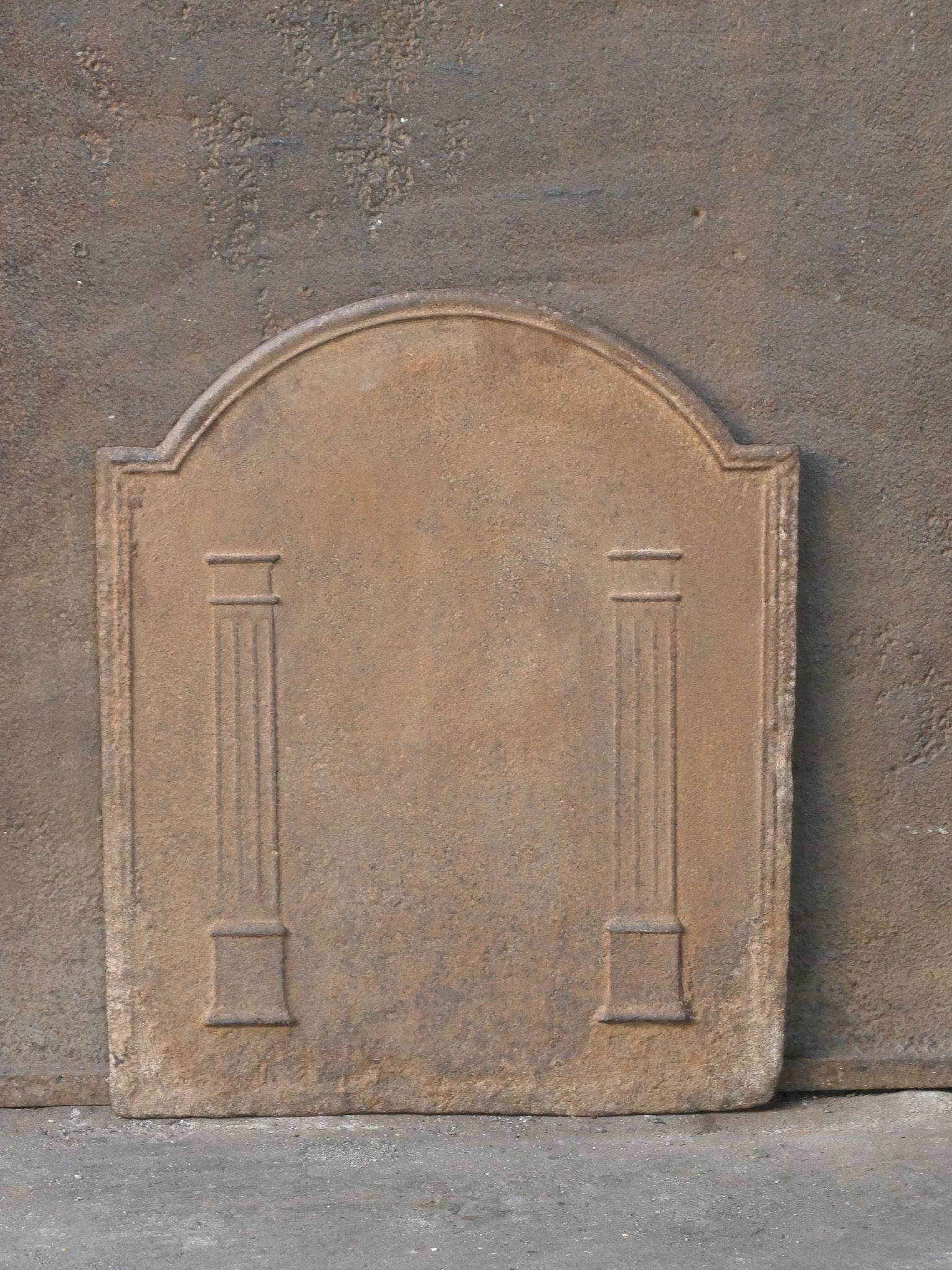 Parafuoco francese del XIX secolo di epoca neoclassica con due pilastri della libertà. I pilastri simboleggiano il valore della libertà, uno dei tre valori della Rivoluzione Francese. 

Lo schienale è in ghisa e presenta una patina marrone naturale.