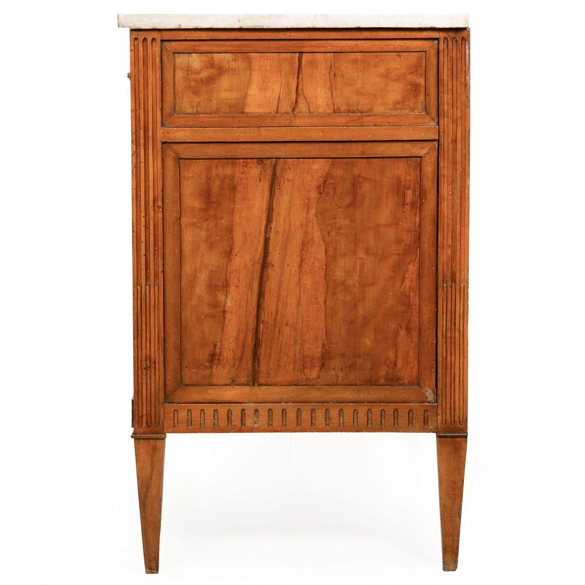 French Neoclassical Provincial Chest of Drawers Commode circa 1800 In Good Condition For Sale In Shippensburg, PA