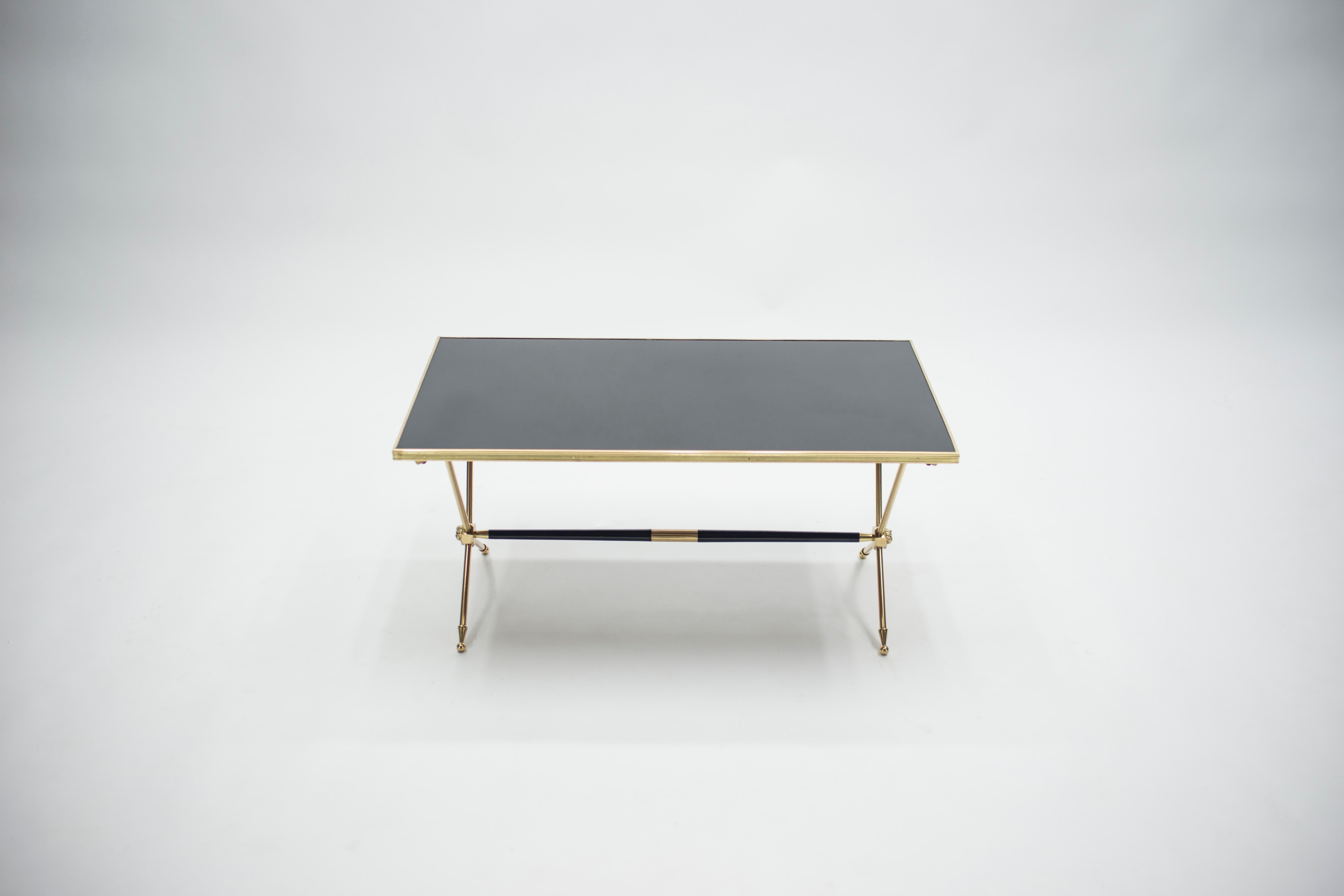 Table basse néoclassique française en laiton et opaline Raphael, années 1960 Bon état - En vente à Paris, IDF