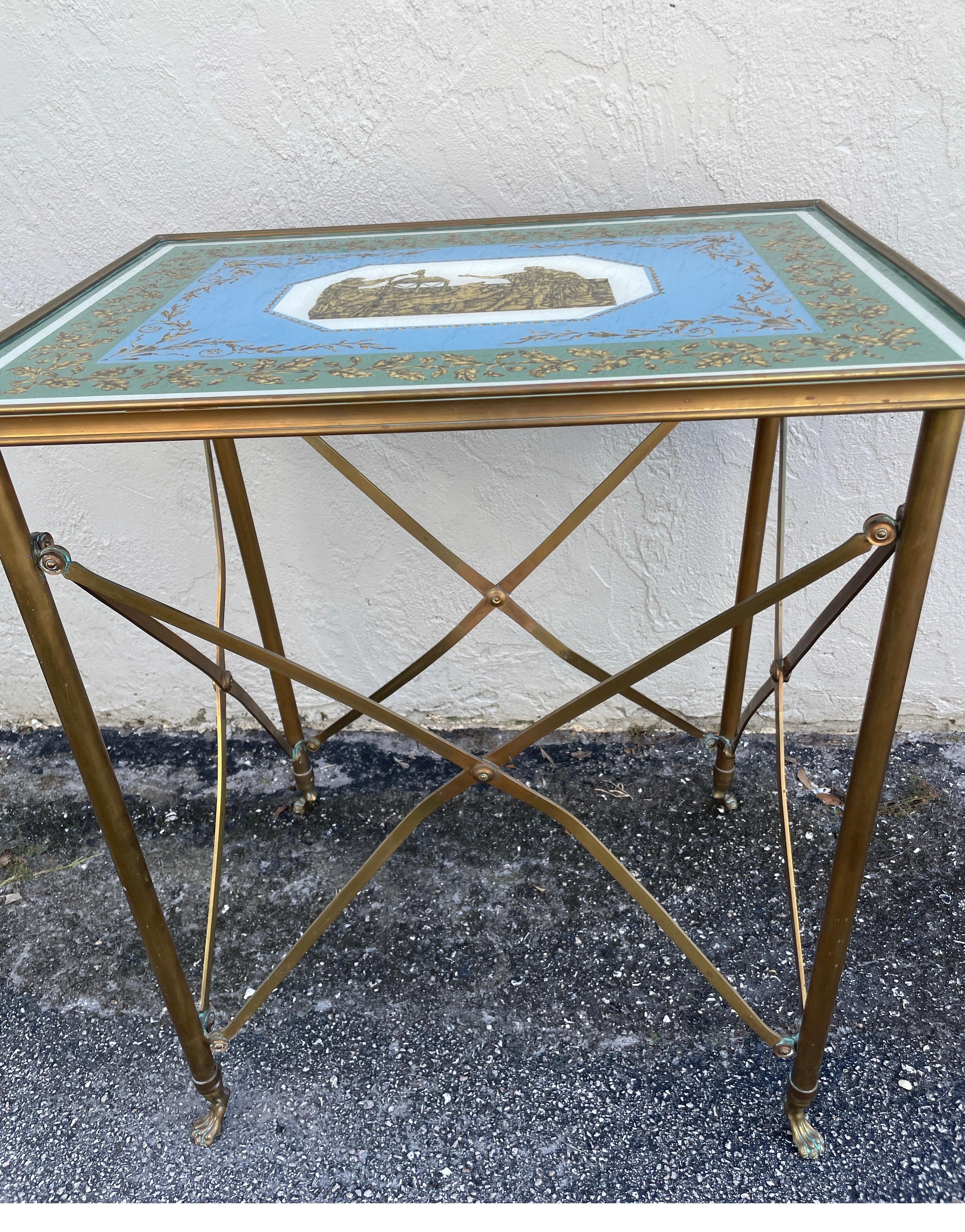 Table d'appoint néoclassique française à plateau en églomisé et cadre en laiton. Cette rare table de style Campaigner a de multiples usages. Provenant d'un très beau domaine de Palm Beach.