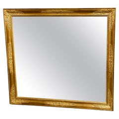 Espejo neoclásico francés rectangular de madera dorada