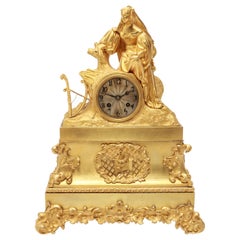 Pendule de cheminée néoclassique française en bronze doré orné de motifs figuratifs