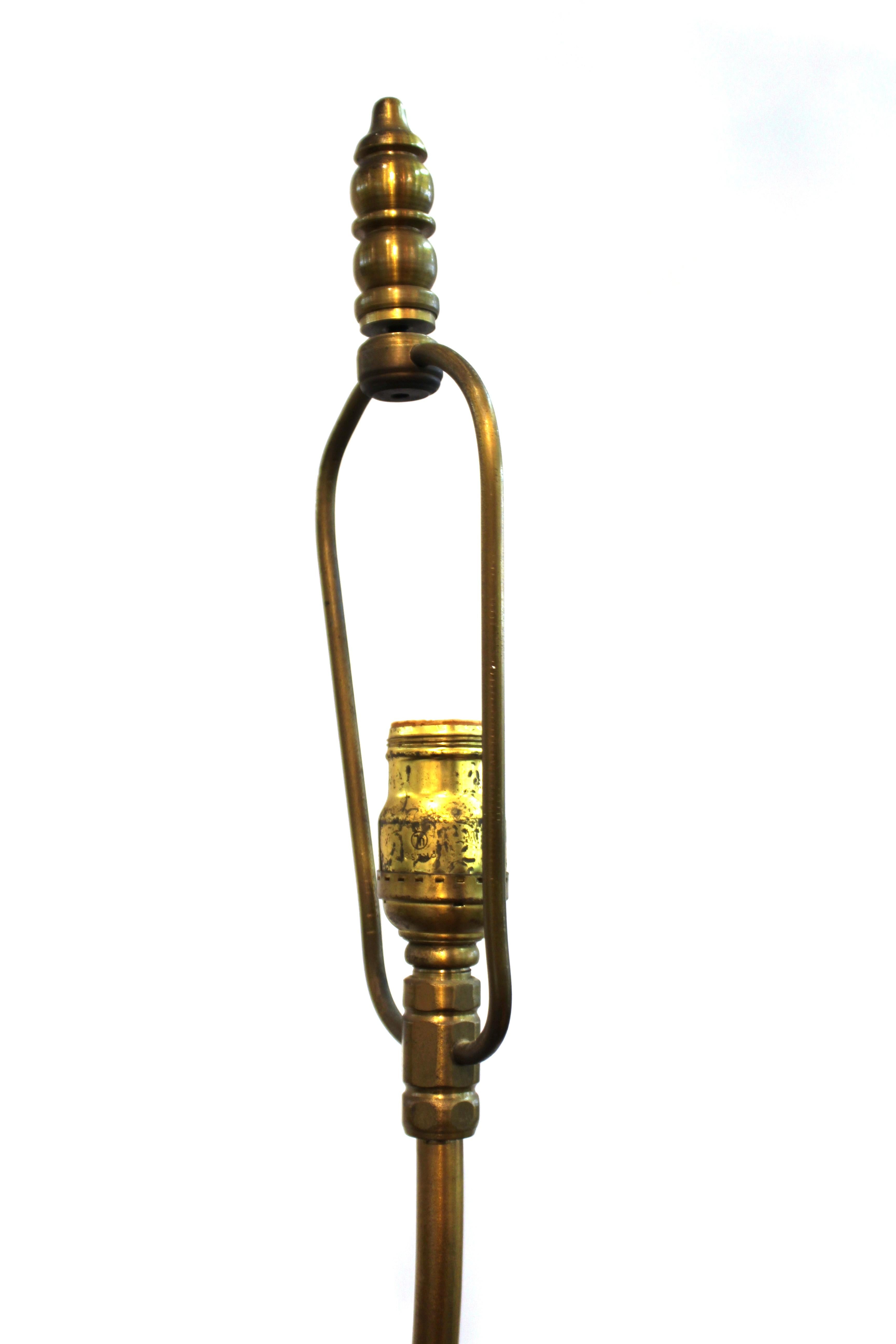 French Belle Époque neoclassical Revival style table lamp made with a bronze cast statue of Athena in seated position atop a marble base, holding a staff with an integrated light. The piece has part of a makers mark on the base, pierced by the staff