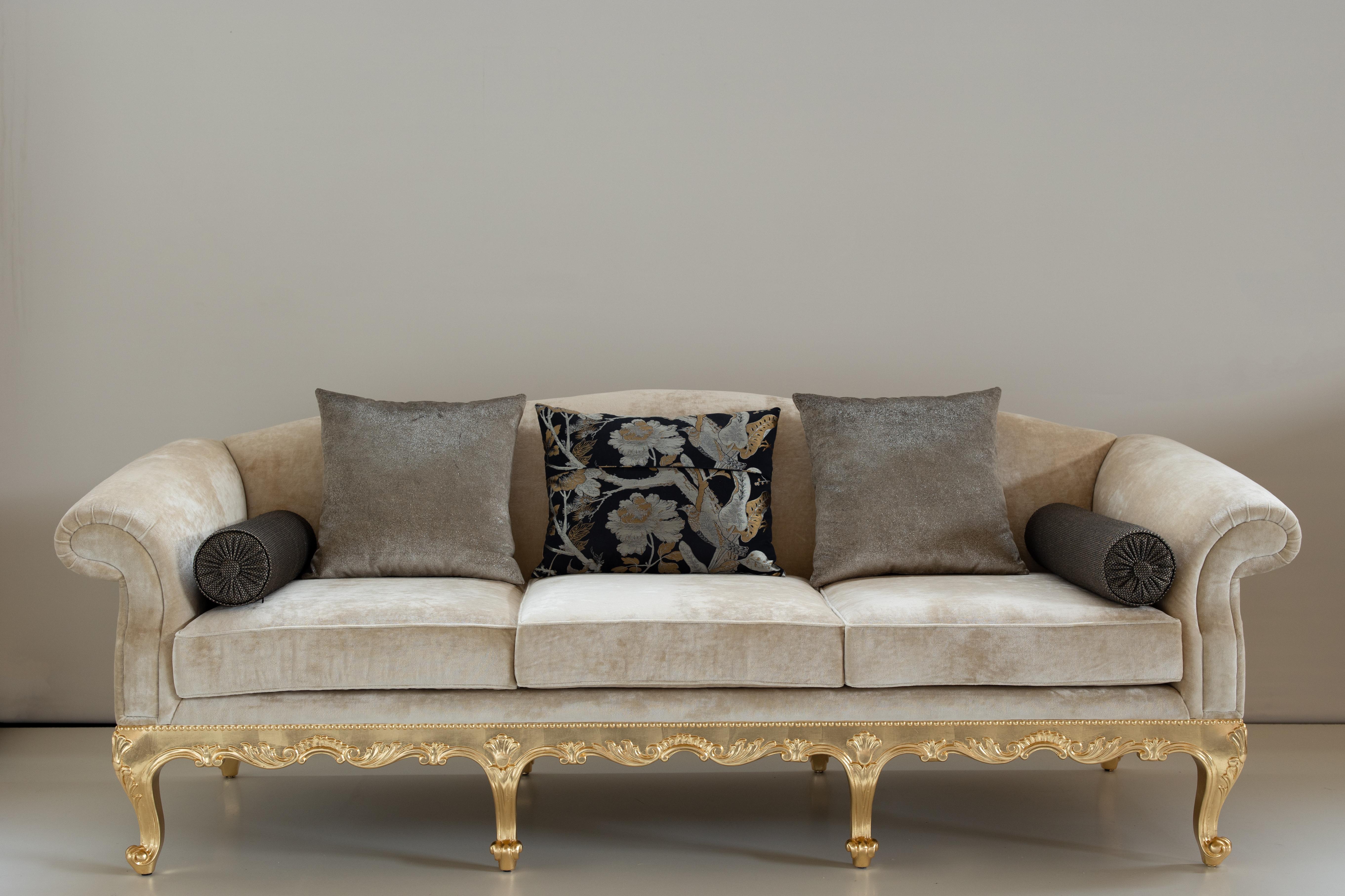 Divano Dormeuse, Collezione Neoclassica, realizzato a mano in Portogallo - Europa da GF Modern.

Il divano Dormeuse aggiunge un tocco sofisticato e raffinato a qualsiasi zona giorno. Il divano è rivestito in velluto color bronzo e beige con dettagli