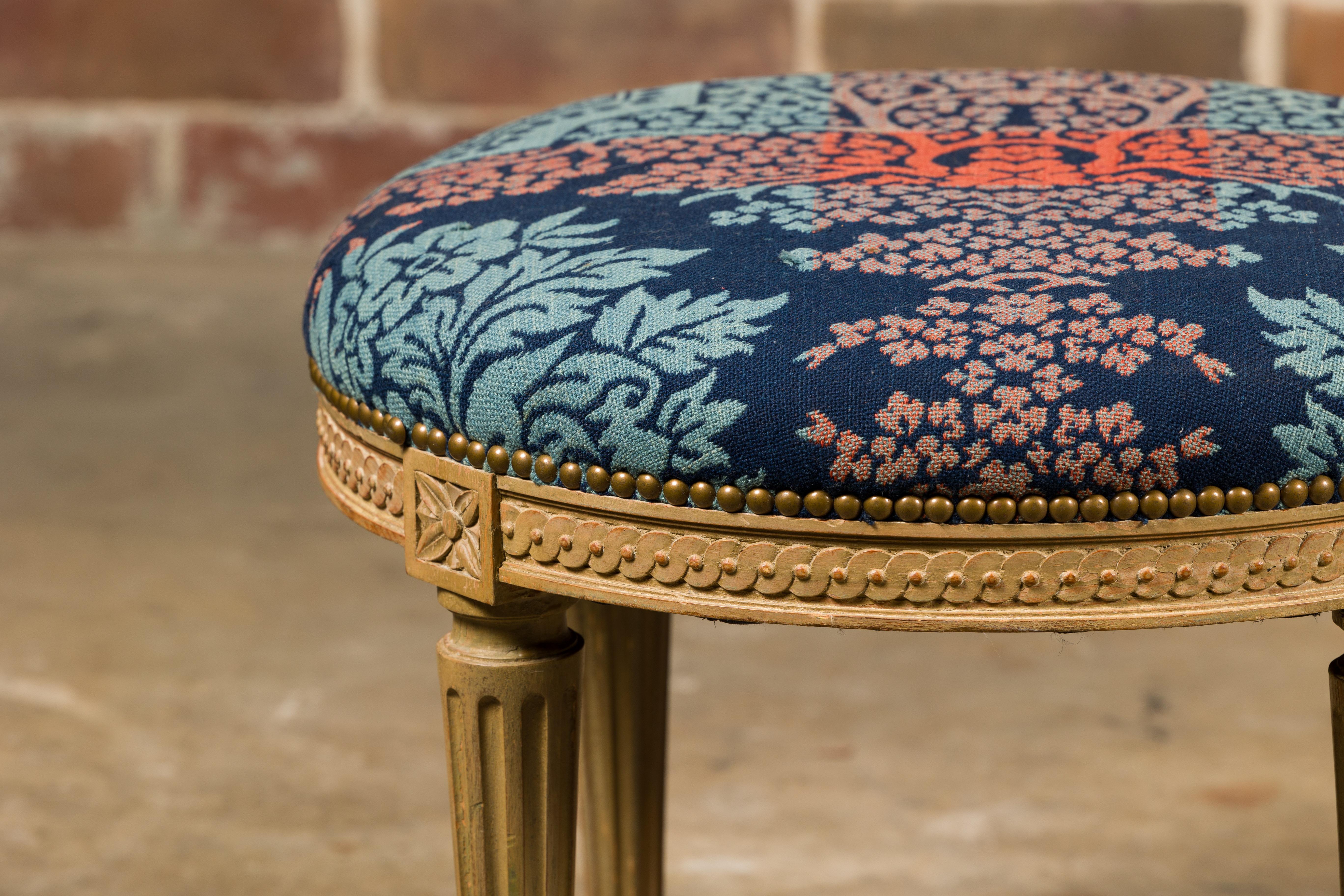 French Neoclassical Style 1920s Painted Stool with Carved Apron and Fluted Legs For Sale 3