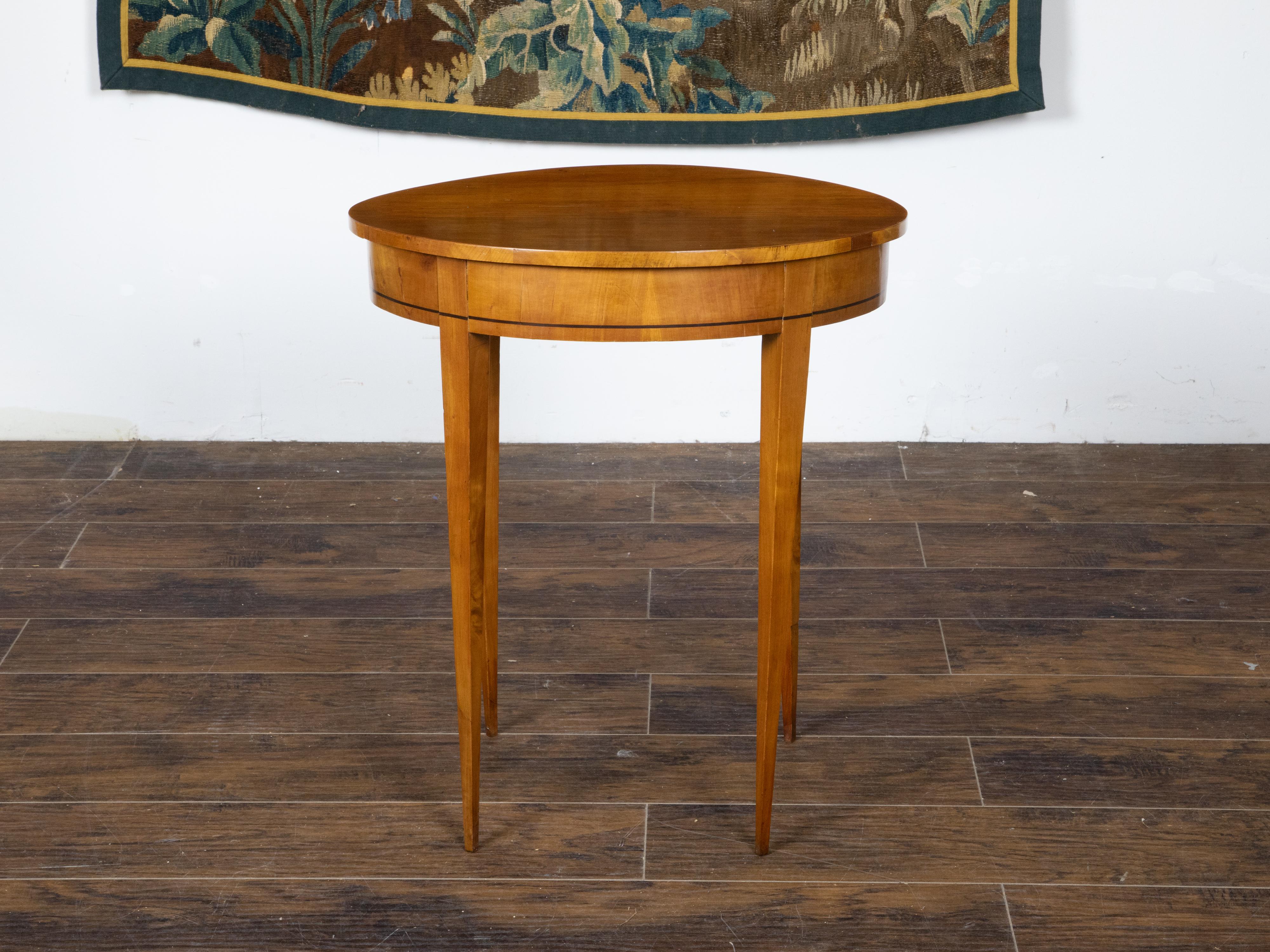 Französischer Nussbaumtisch im neoklassischen Stil des 19. Jahrhunderts mit ovaler Platte und konischen Beinen (Ebonisiert) im Angebot