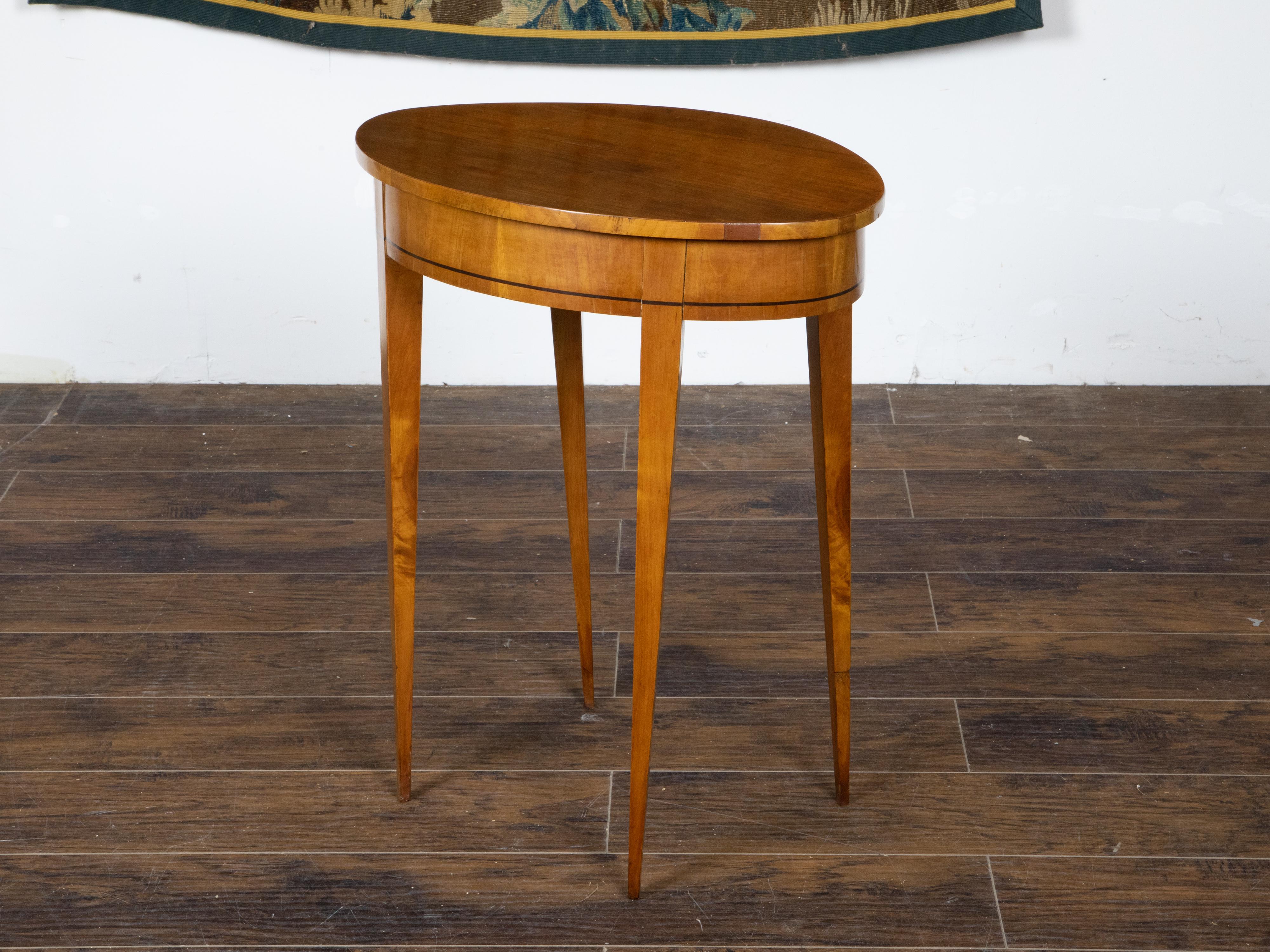 Französischer Nussbaumtisch im neoklassischen Stil des 19. Jahrhunderts mit ovaler Platte und konischen Beinen im Angebot 3