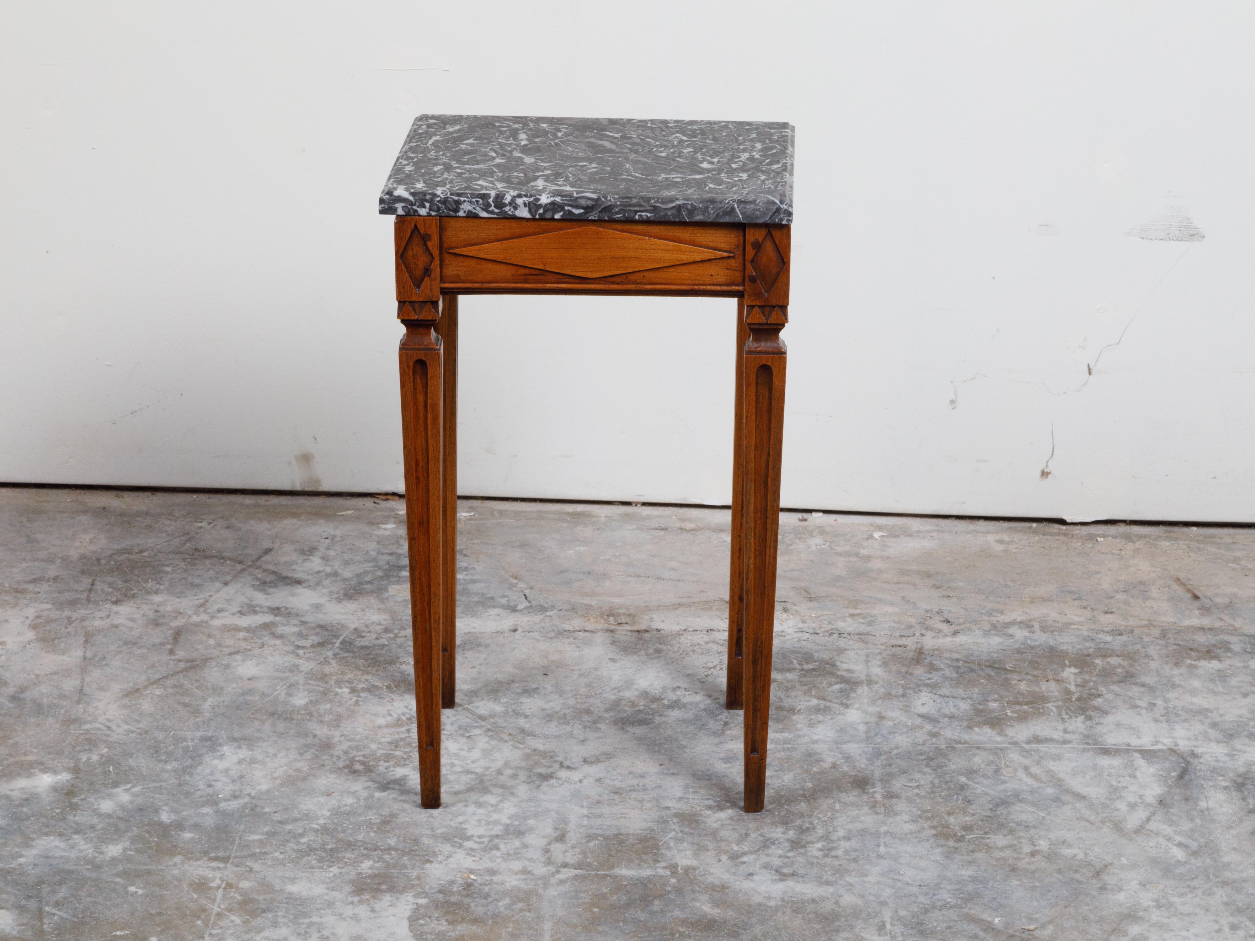 Table en bois de style néoclassique français du 19ème siècle avec plateau en marbre veiné gris en vente 3