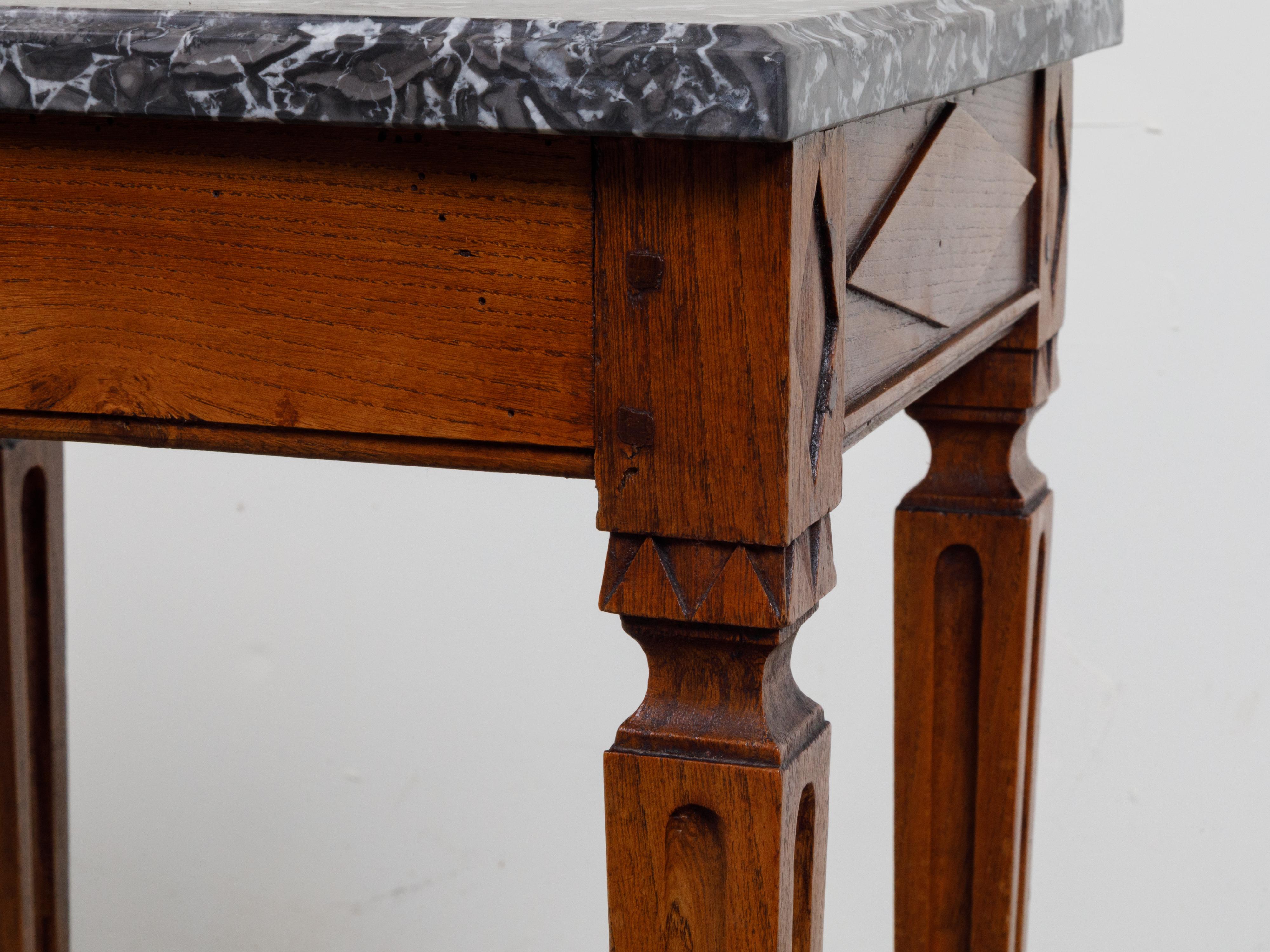 Français Table en bois de style néoclassique français du 19ème siècle avec plateau en marbre veiné gris en vente