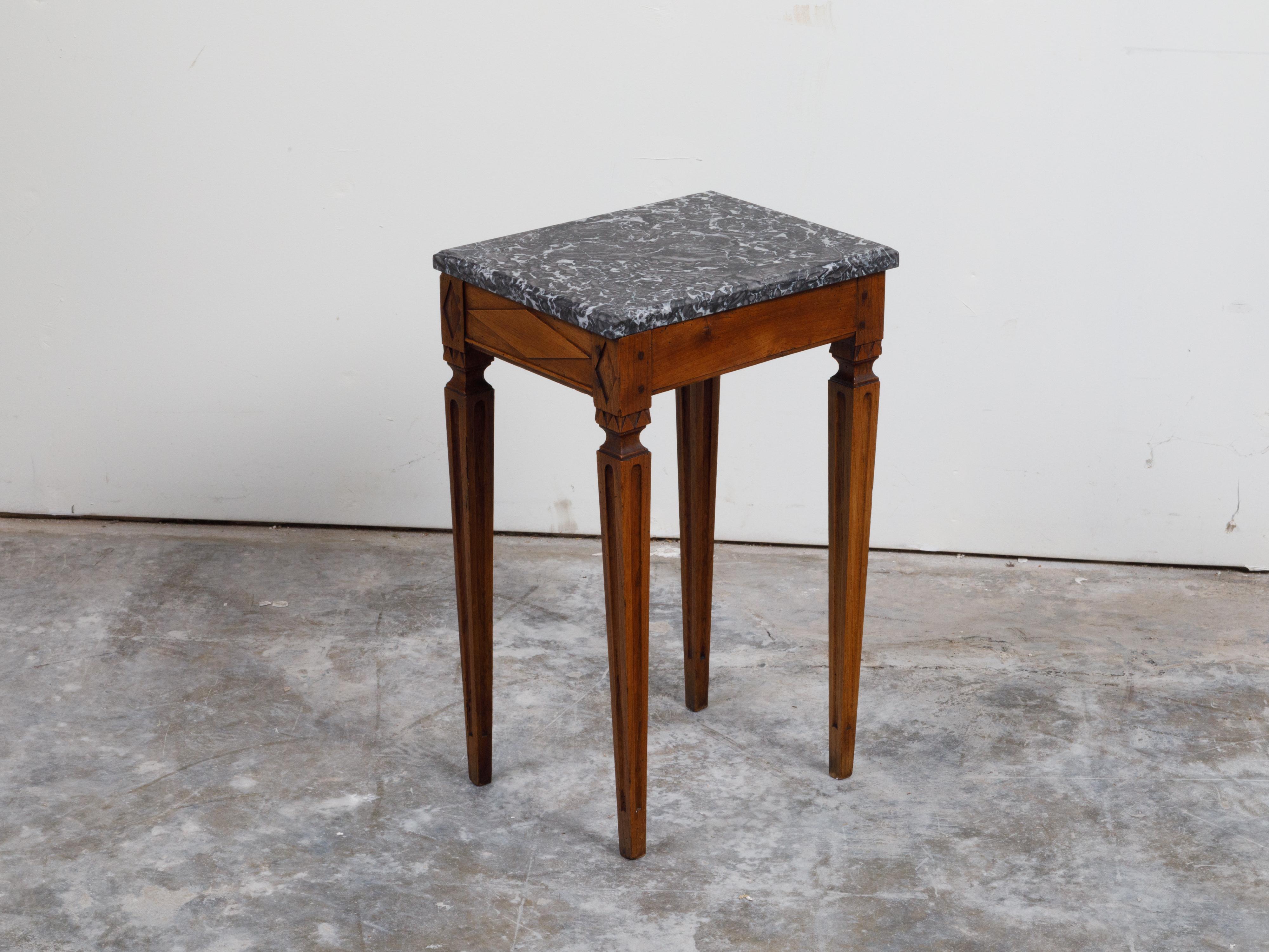 Table en bois de style néoclassique français du 19ème siècle avec plateau en marbre veiné gris Bon état - En vente à Atlanta, GA