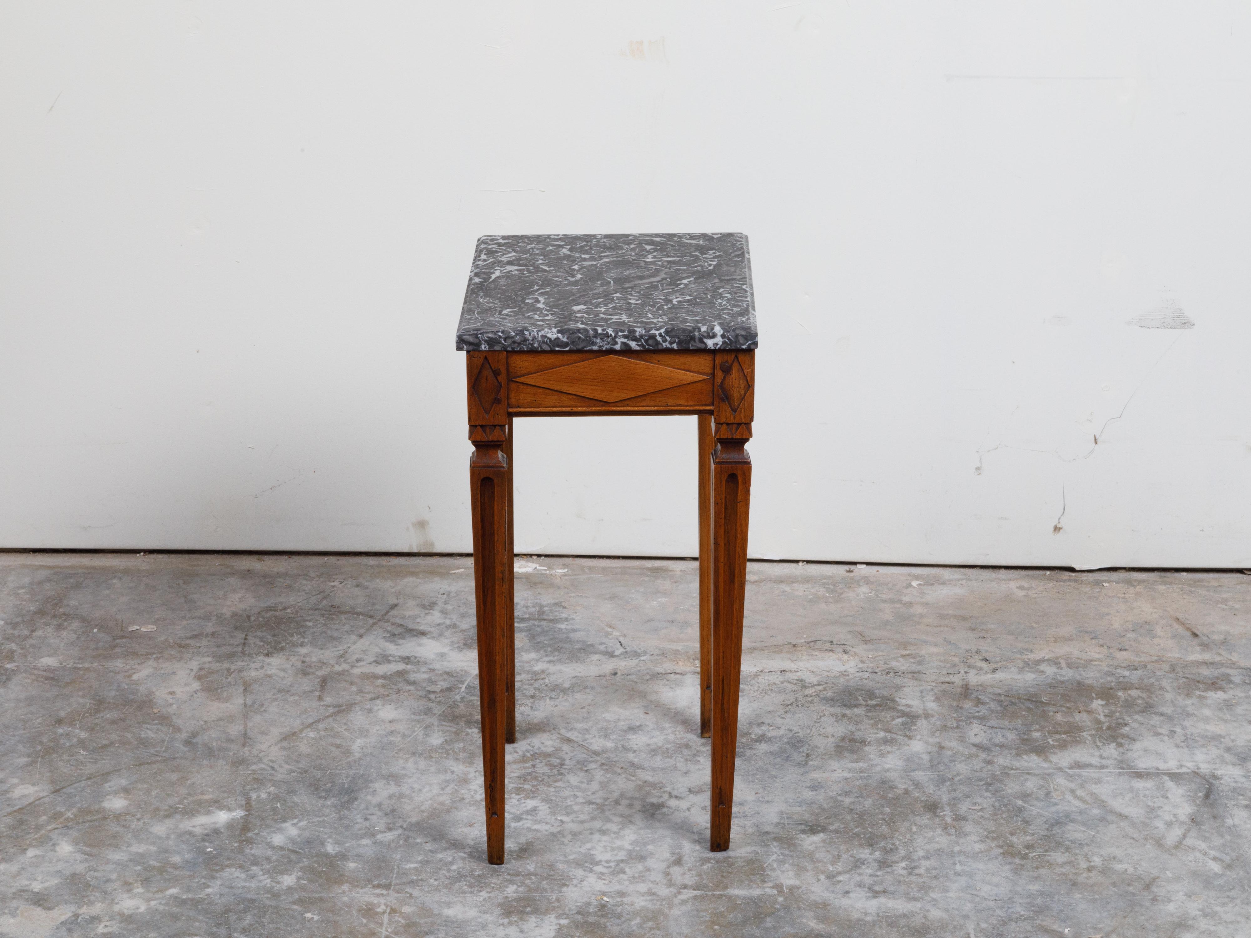 XIXe siècle Table en bois de style néoclassique français du 19ème siècle avec plateau en marbre veiné gris en vente