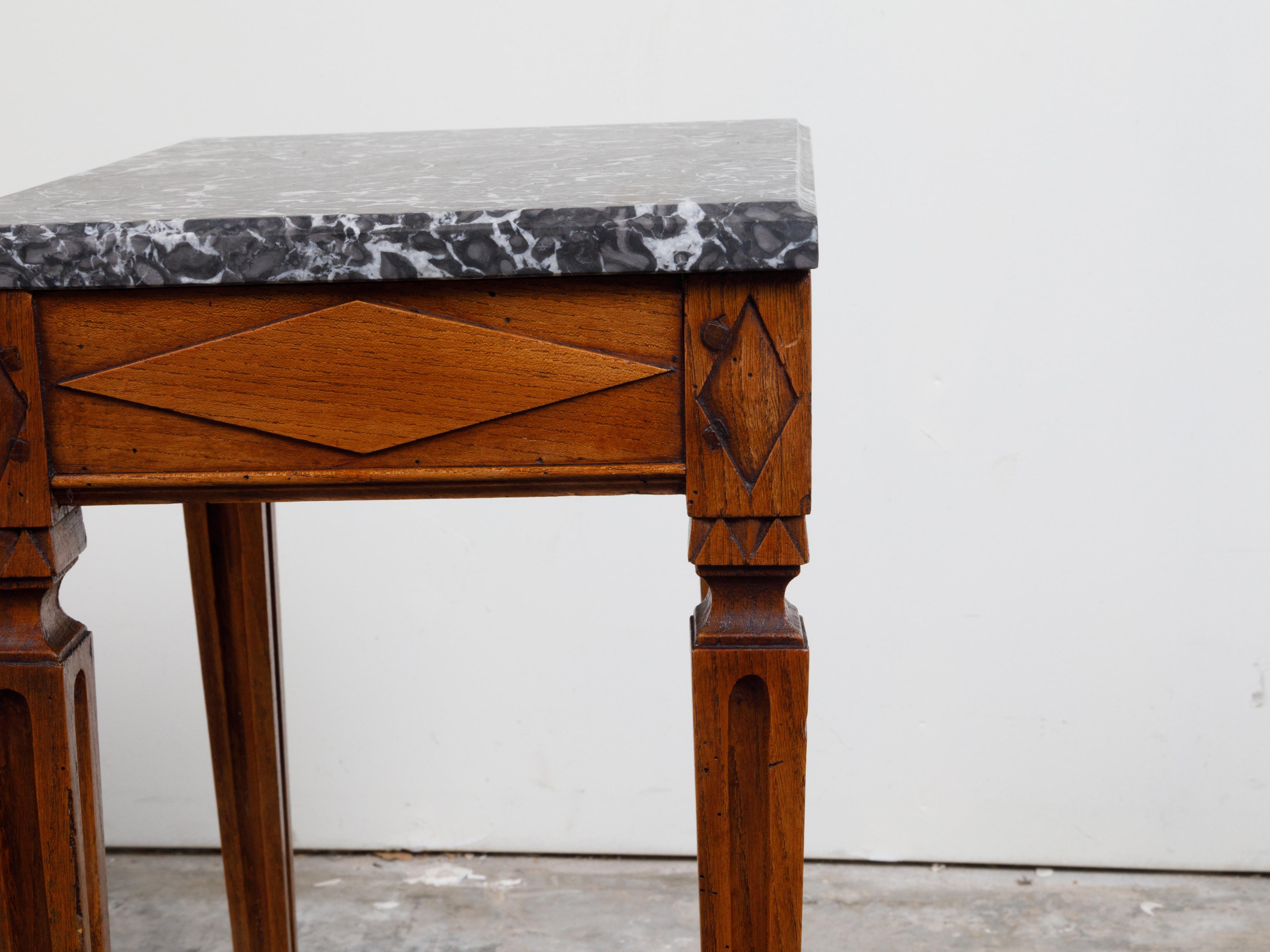 Marbre Table en bois de style néoclassique français du 19ème siècle avec plateau en marbre veiné gris en vente