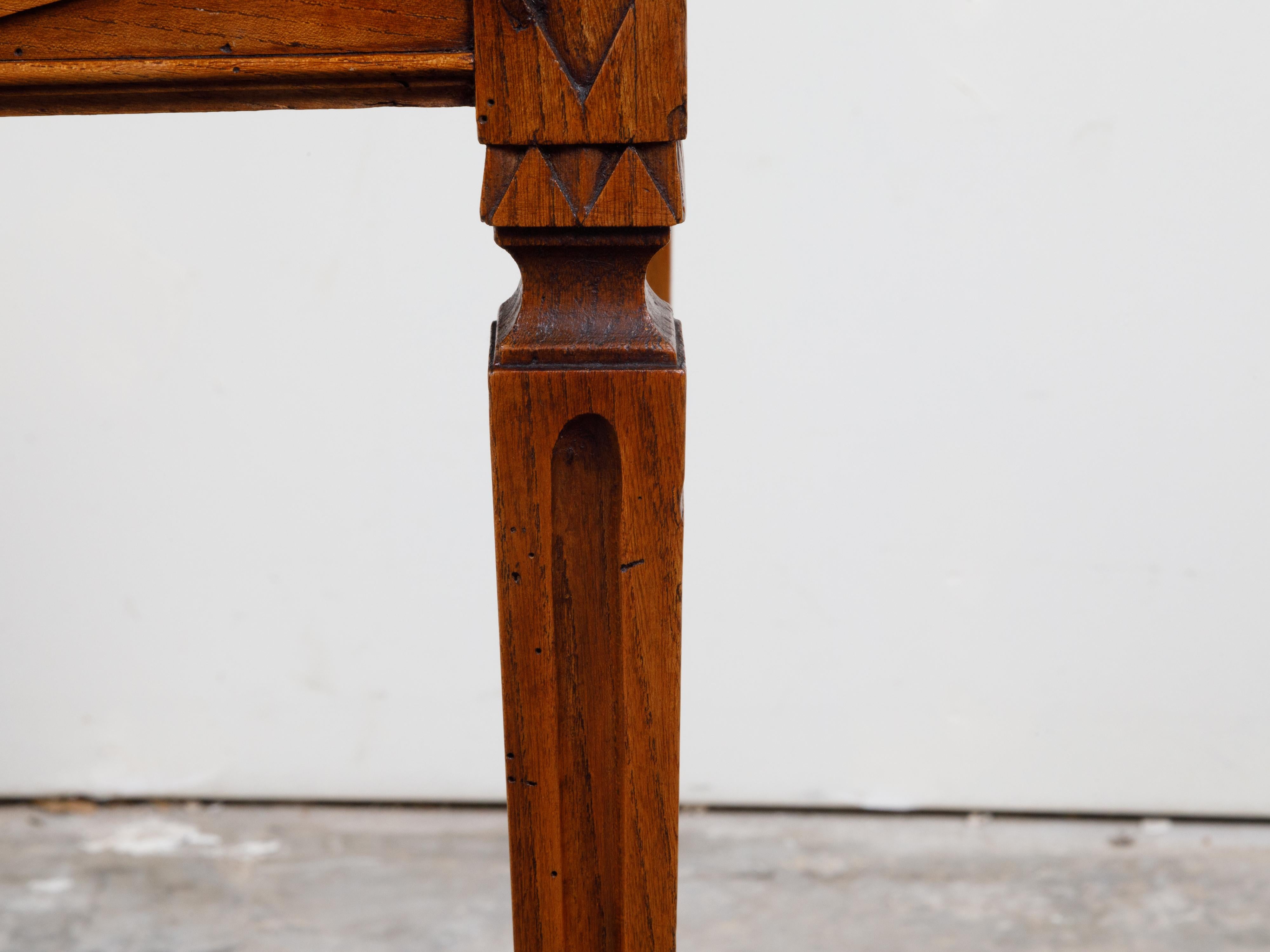 Table en bois de style néoclassique français du 19ème siècle avec plateau en marbre veiné gris en vente 1
