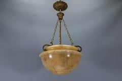 Französische Pendelleuchte im neoklassischen Stil aus Alabaster und Bronze, um 1920