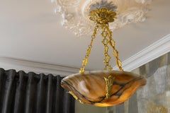 Lampada a sospensione in stile neoclassico francese in alabastro ambrato e bronzo, circa anni '20