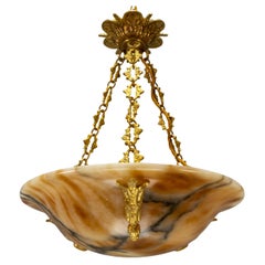 Lampada a sospensione in stile neoclassico francese in alabastro ambrato e bronzo, circa anni 
20
