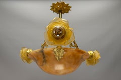 Lampadario francese in stile neoclassico in alabastro ambrato e vetro smerigliato, 1920 ca.