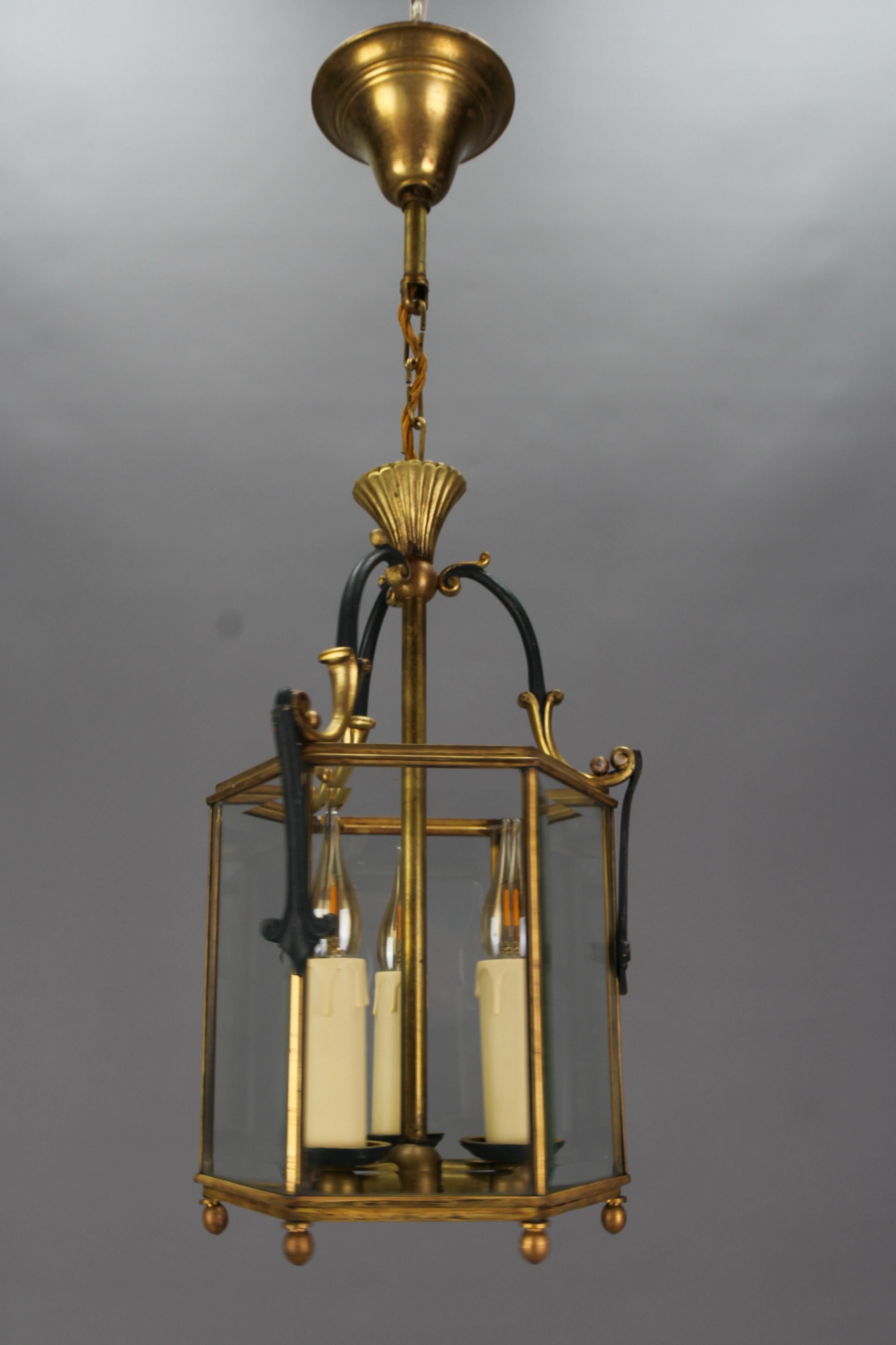 Farol hexagonal de latón y cristal transparente biselado, estilo neoclásico francés, años 20 en venta 8