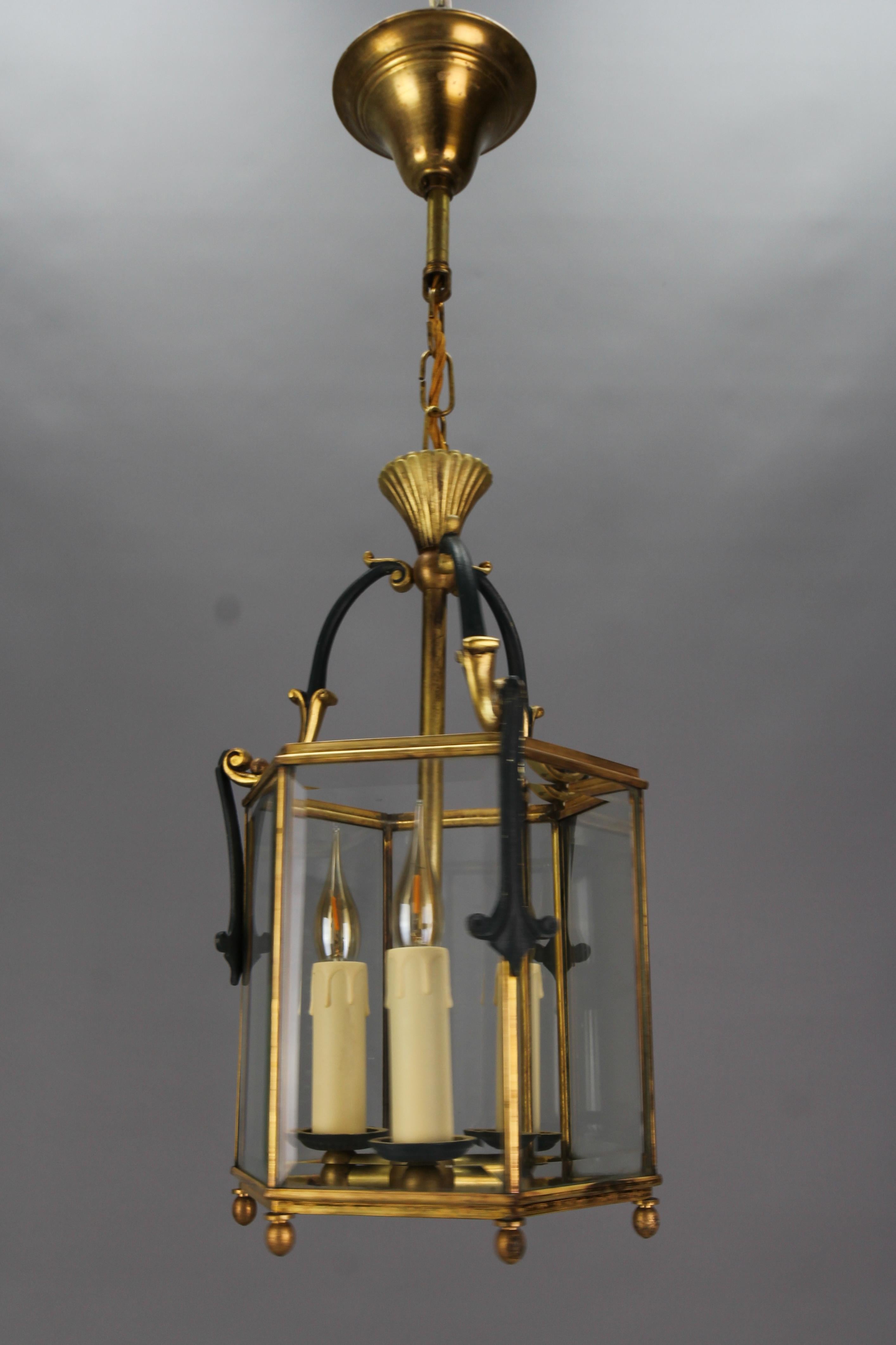 Farol hexagonal de latón y cristal transparente biselado, estilo neoclásico francés, años 20 en venta 9