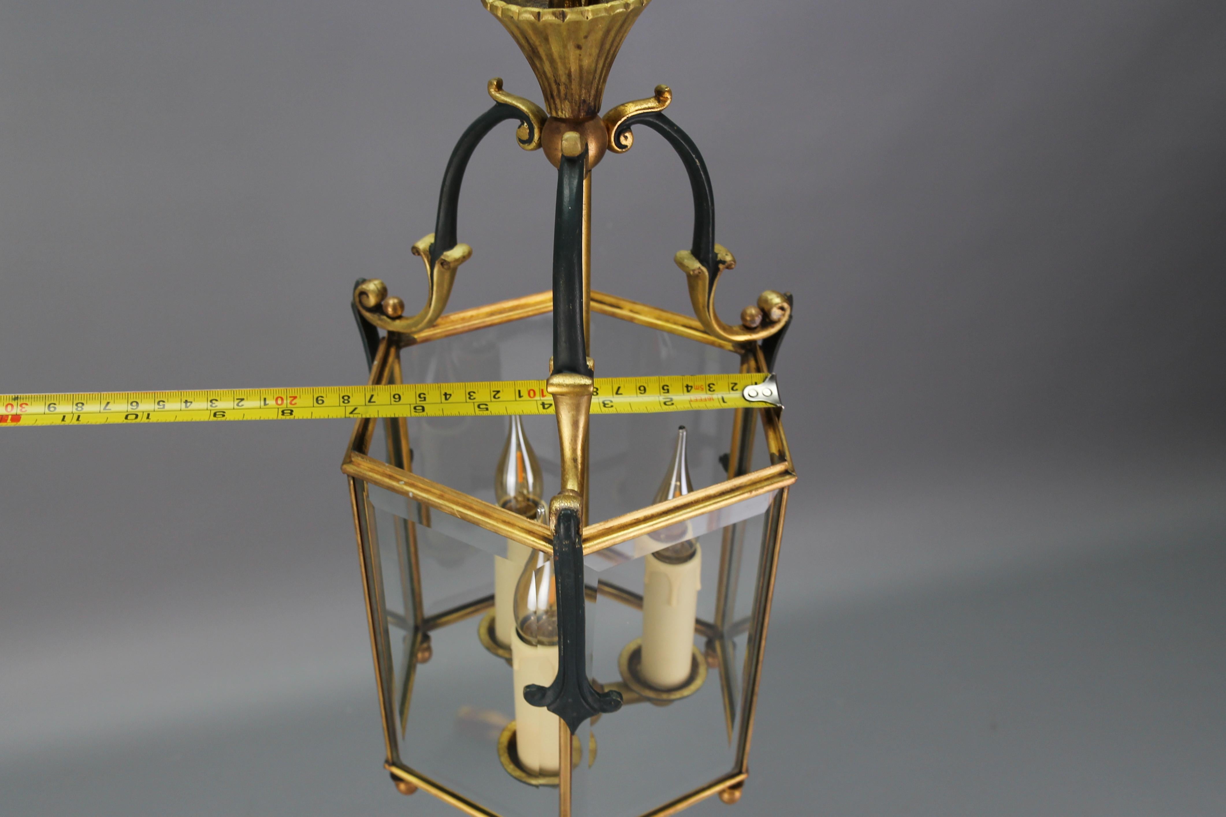 Farol hexagonal de latón y cristal transparente biselado, estilo neoclásico francés, años 20 en venta 12