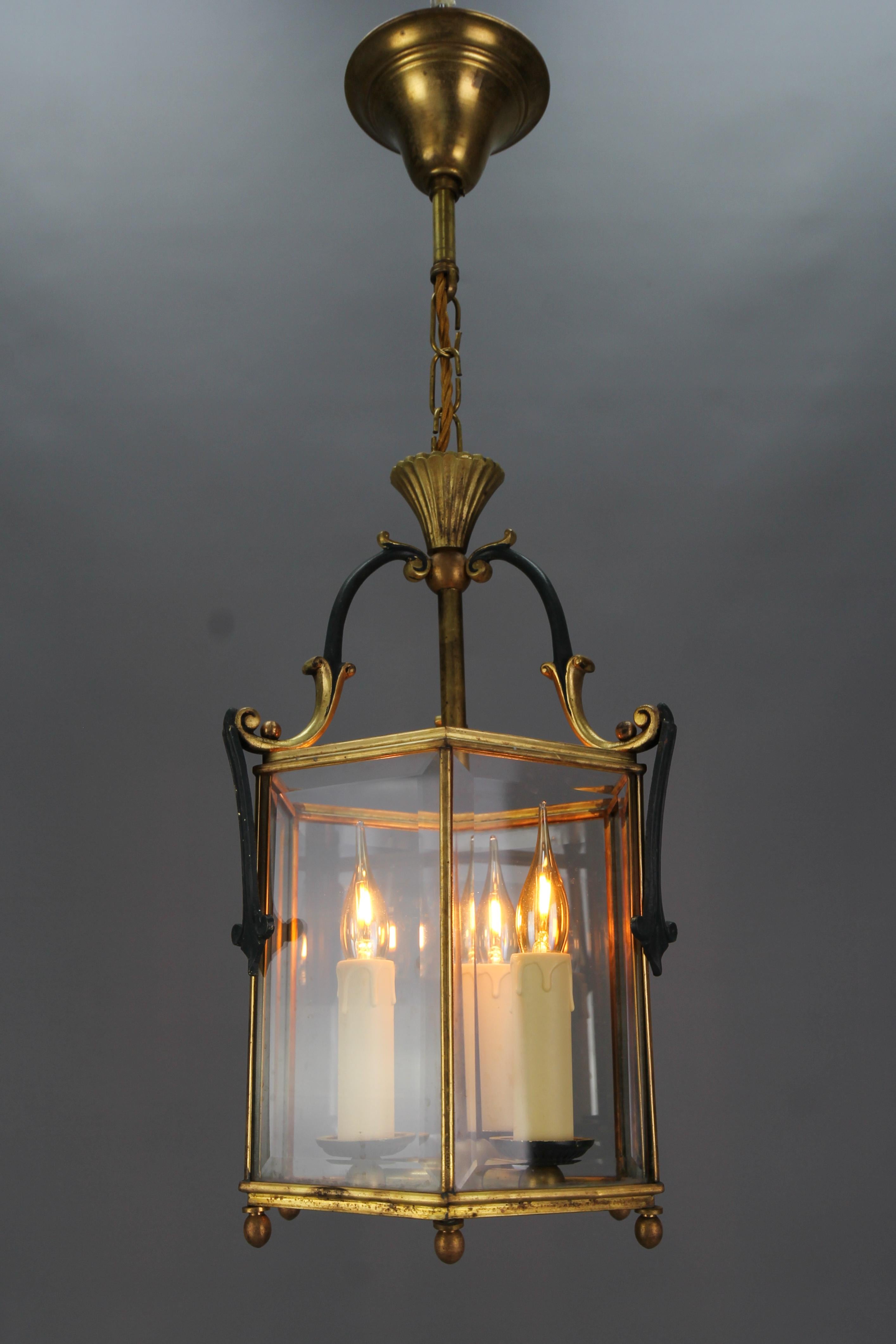 French Neoclassical Style Brass and Beveled Clear Glass Hexagonal Lantern, 1920s In Good Condition For Sale In Barntrup, DE