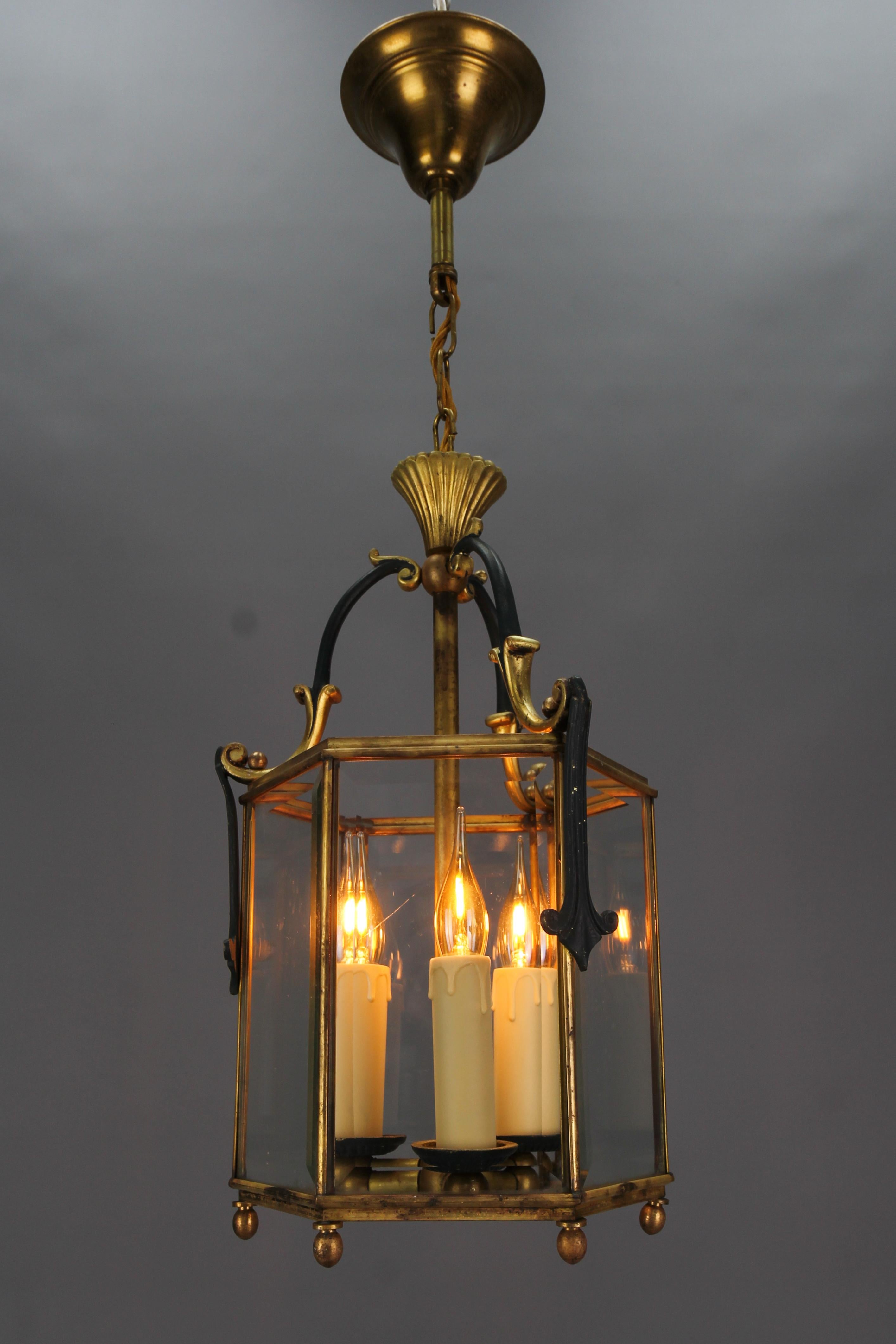 Early 20th Century French Neoclassical Style Brass and Beveled Clear Glass Hexagonal Lantern, 1920s For Sale
