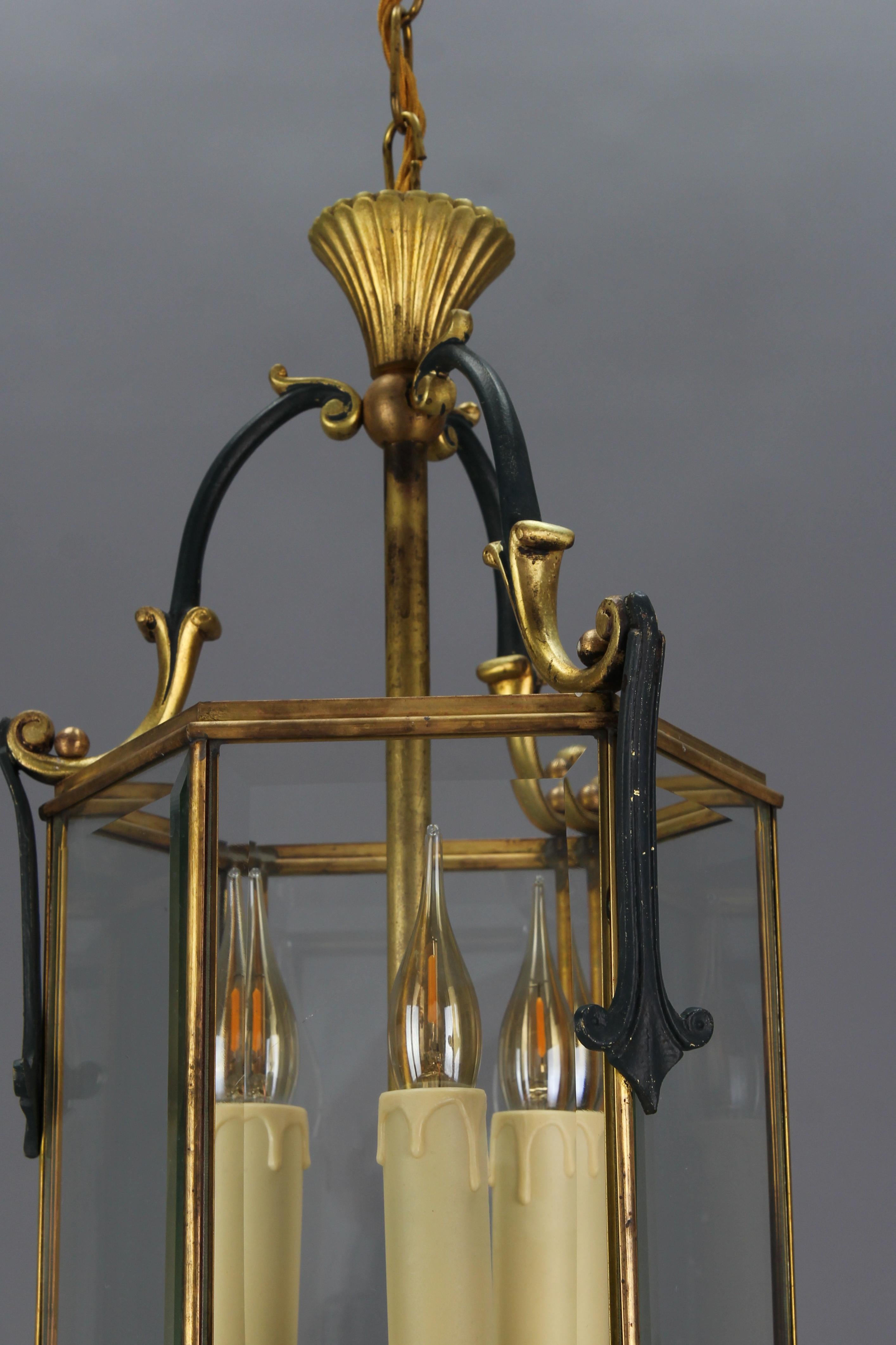 French Neoclassical Style Brass and Beveled Clear Glass Hexagonal Lantern, 1920s For Sale 1