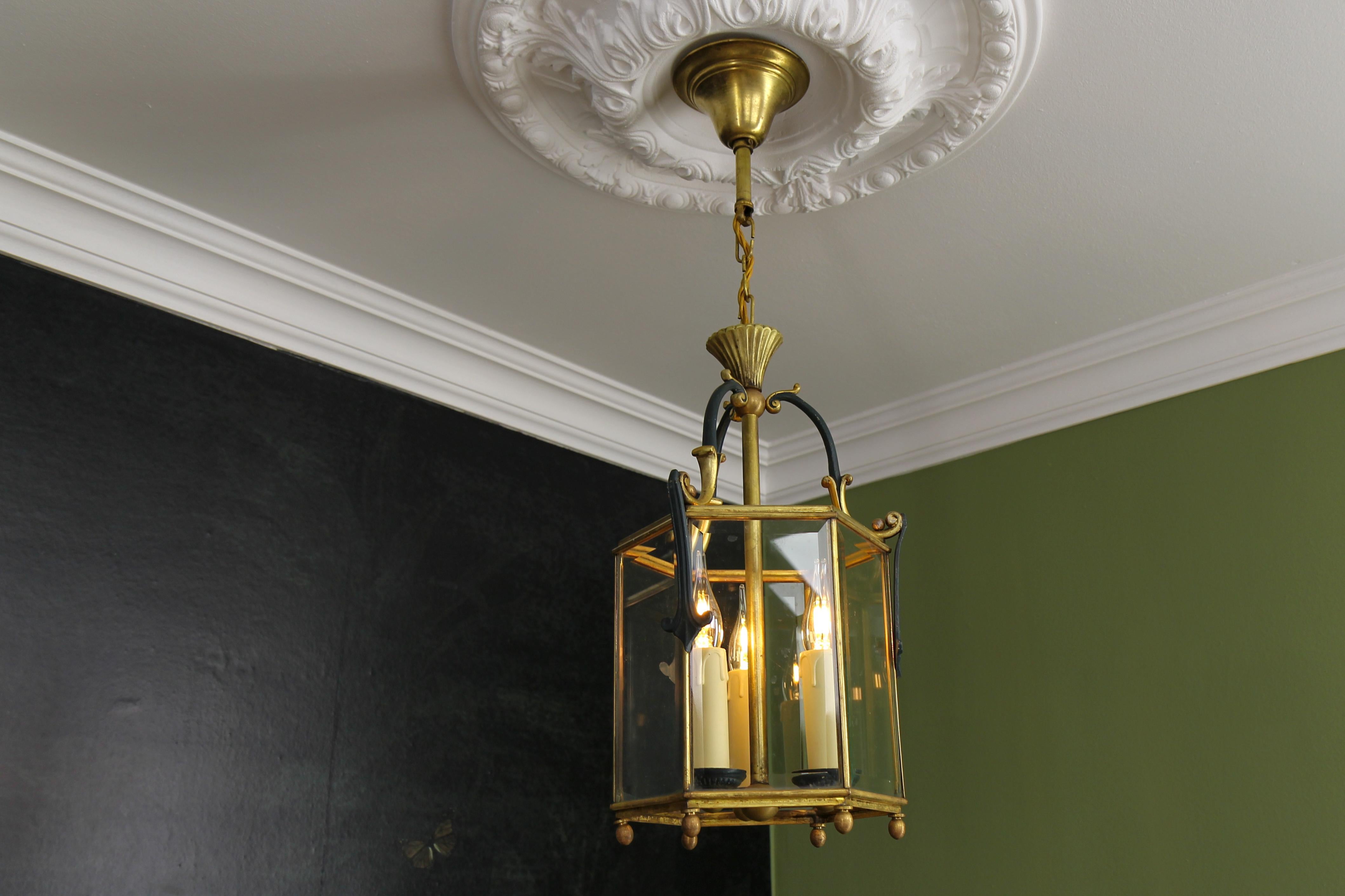 French Neoclassical Style Brass and Beveled Clear Glass Hexagonal Lantern, 1920s For Sale 2