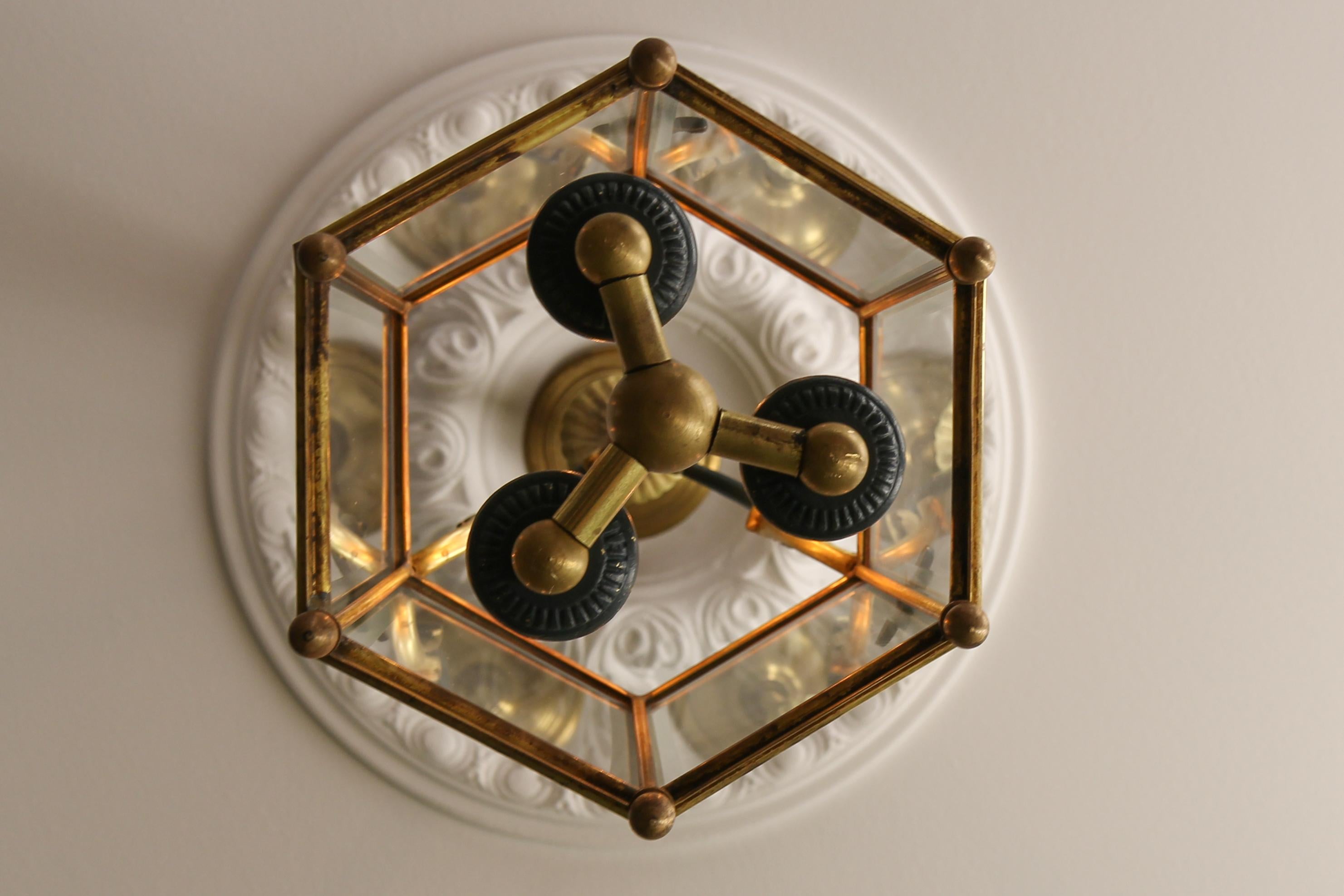 Farol hexagonal de latón y cristal transparente biselado, estilo neoclásico francés, años 20 principios del siglo XX en venta