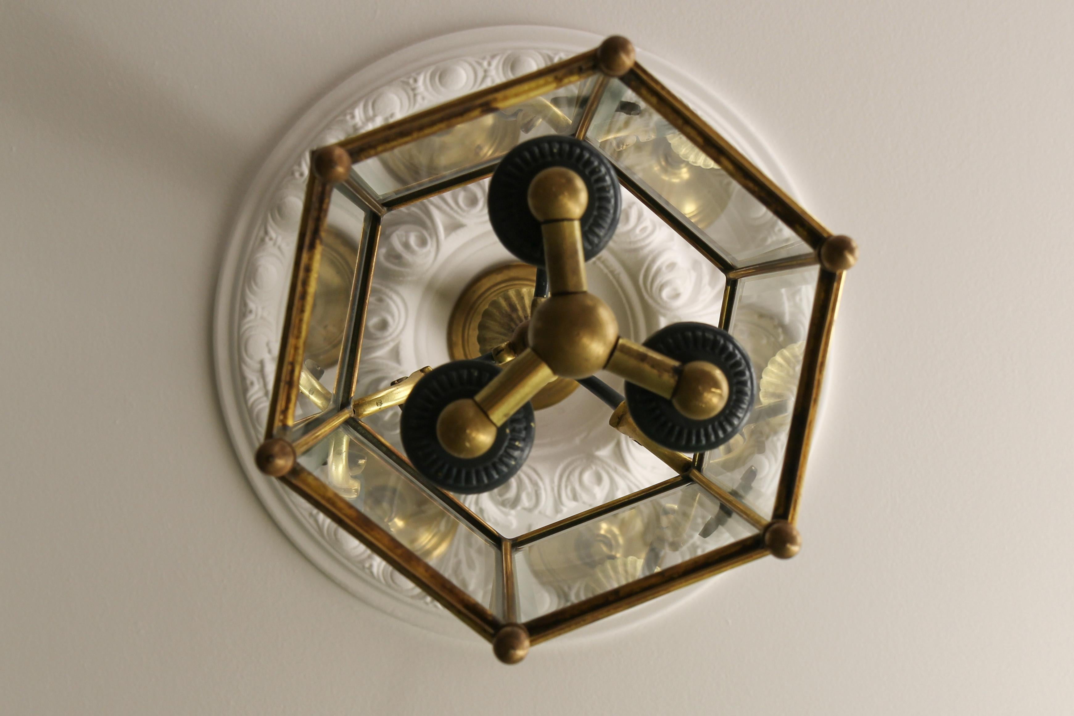 Farol hexagonal de latón y cristal transparente biselado, estilo neoclásico francés, años 20 Latón en venta