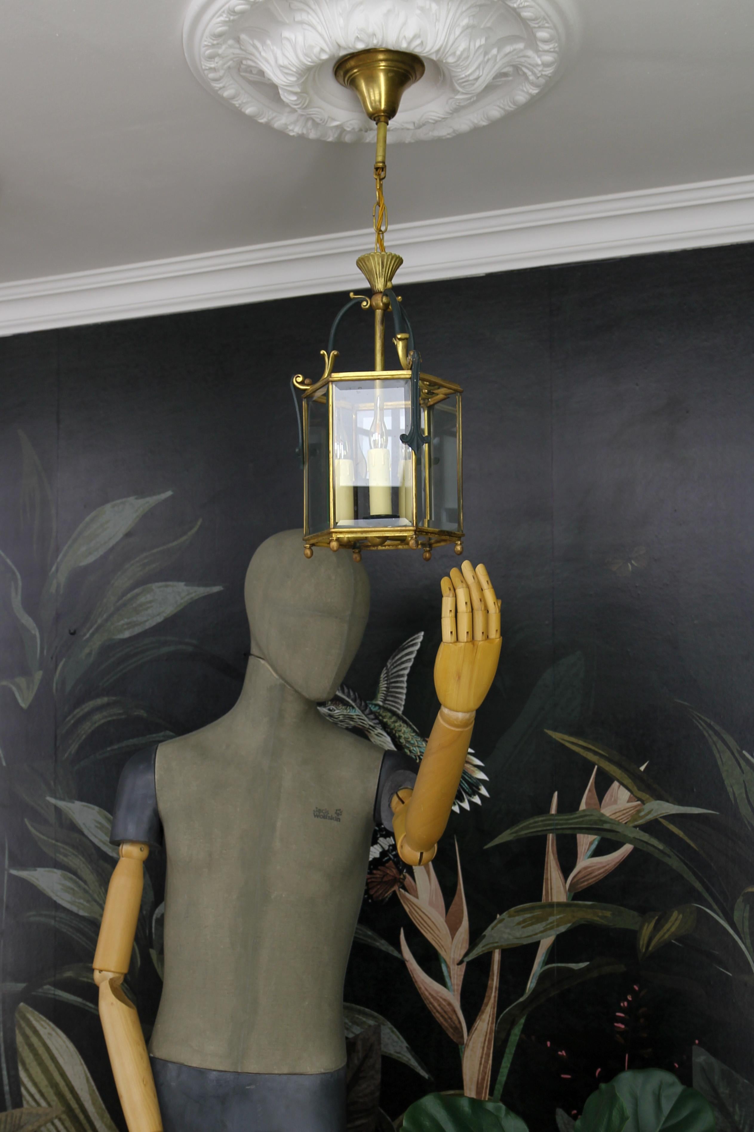 Farol hexagonal de latón y cristal transparente biselado, estilo neoclásico francés, años 20 en venta 1