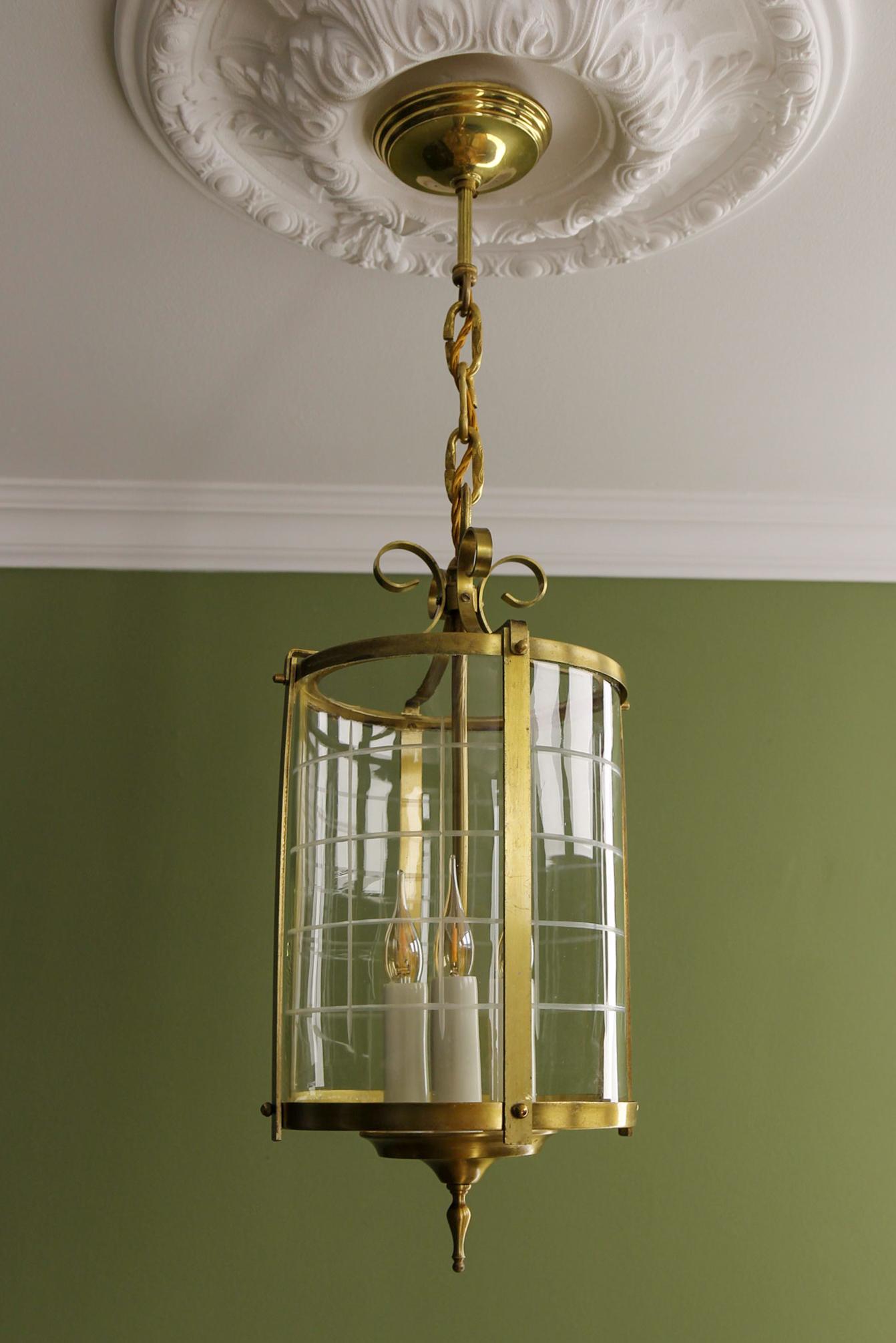 Lanterne suspendue ronde de style néoclassique français en laiton et verre transparent, années 1920 en vente 3