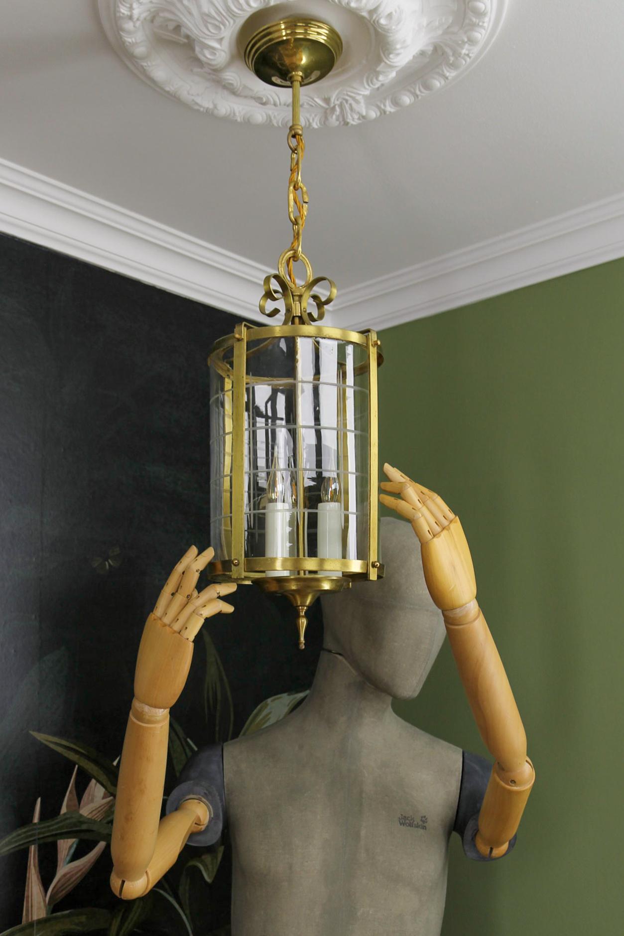 Lanterne suspendue ronde de style néoclassique français en laiton et verre transparent, années 1920 en vente 4