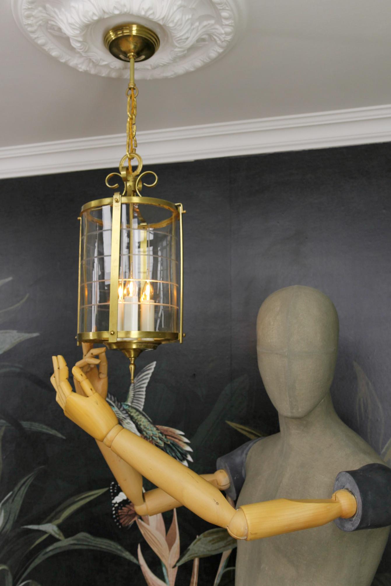 Lanterne suspendue ronde de style néoclassique français en laiton et verre transparent, années 1920 en vente 5