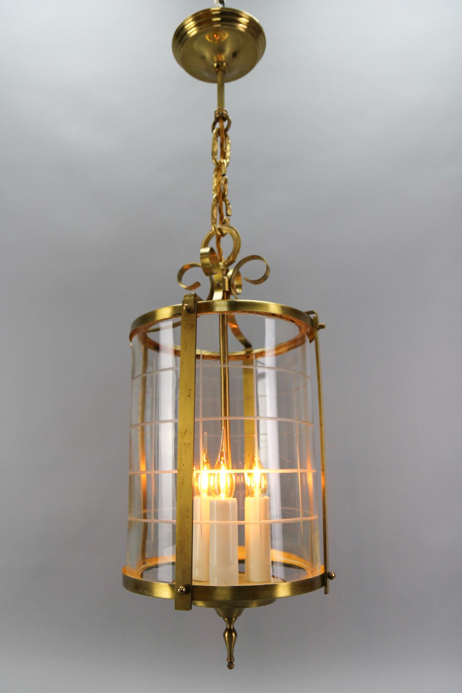 Lanterne suspendue ronde de style néoclassique français en laiton et verre transparent, années 1920 en vente 7