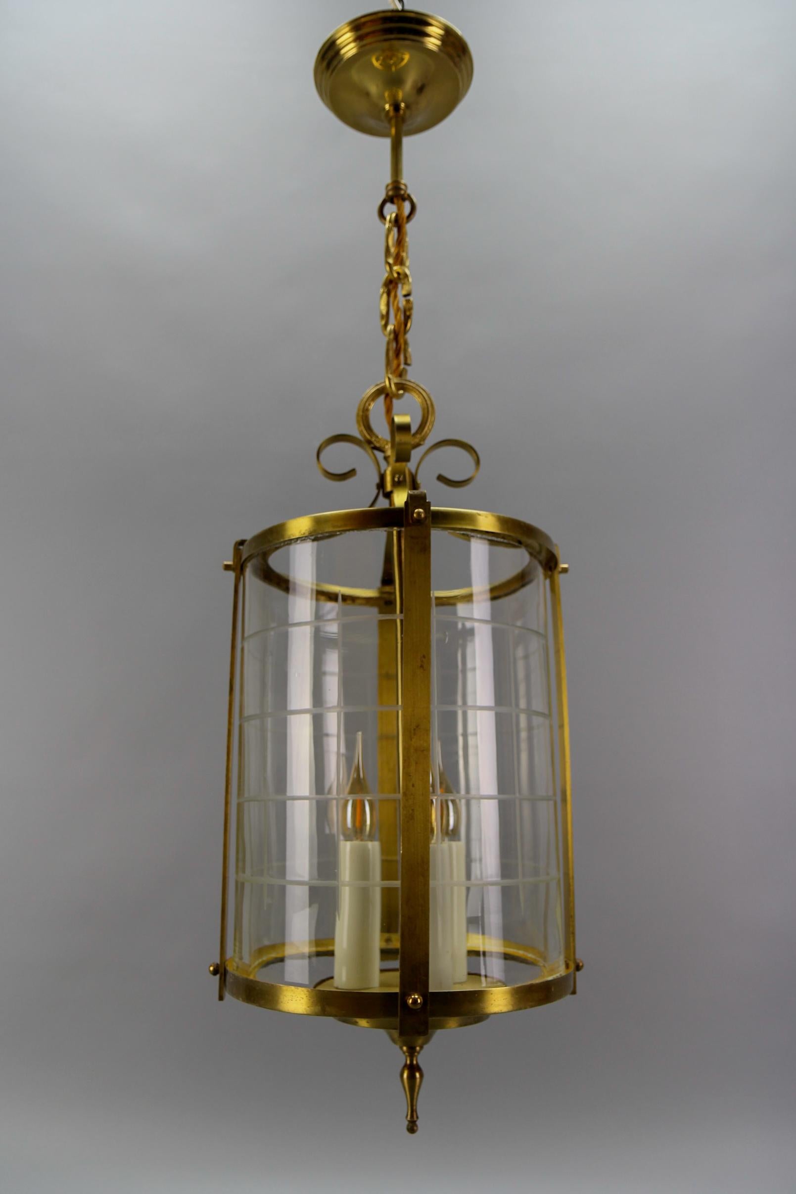 Lanterne suspendue ronde de style néoclassique français en laiton et verre transparent, années 1920 en vente 8