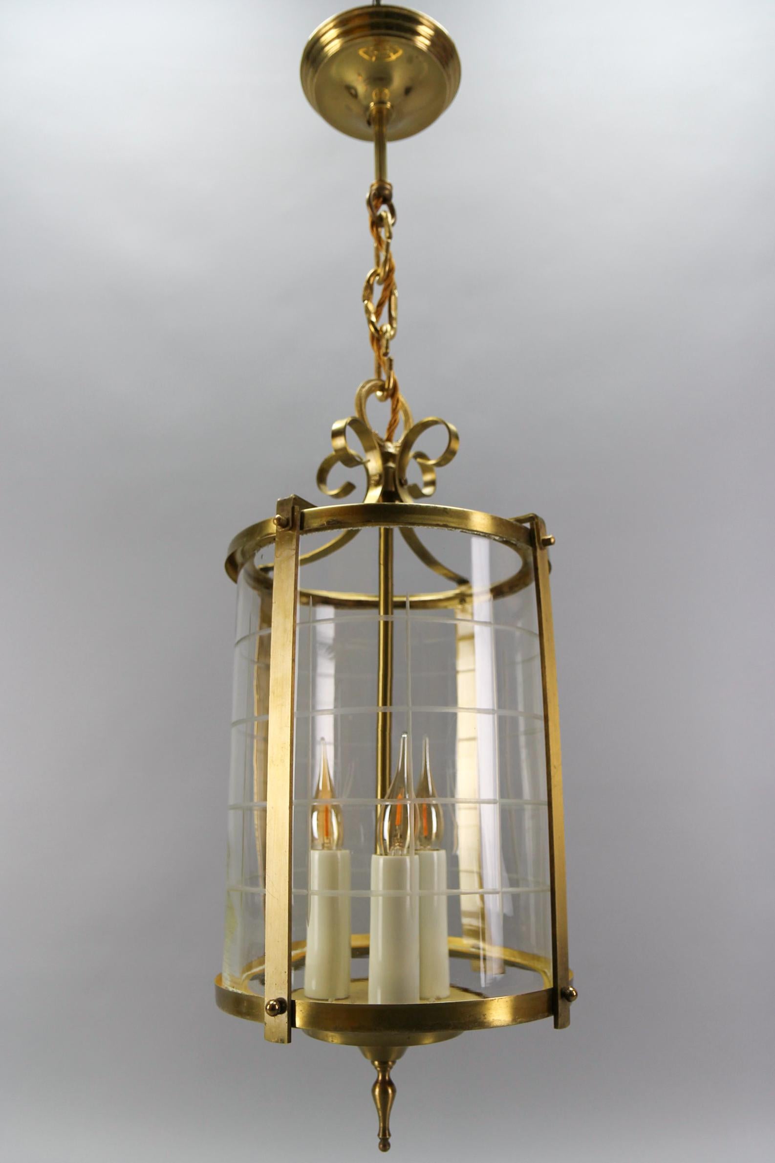 Lanterne suspendue ronde de style néoclassique français en laiton et verre transparent, années 1920 en vente 10