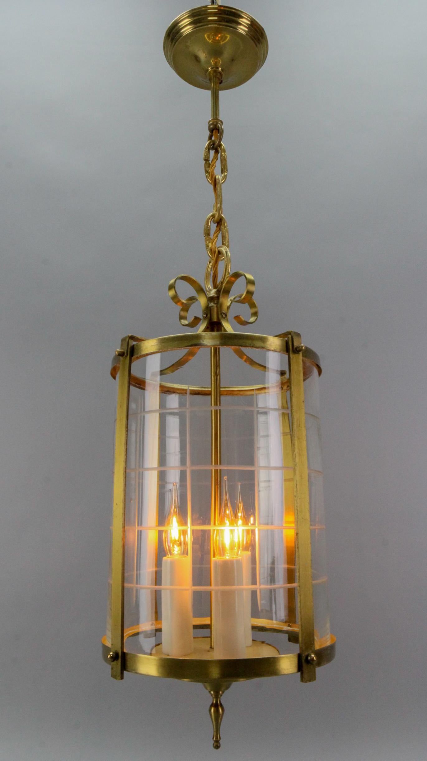 Lanterne suspendue ronde de style néoclassique français en laiton et verre transparent, années 1920 en vente 11