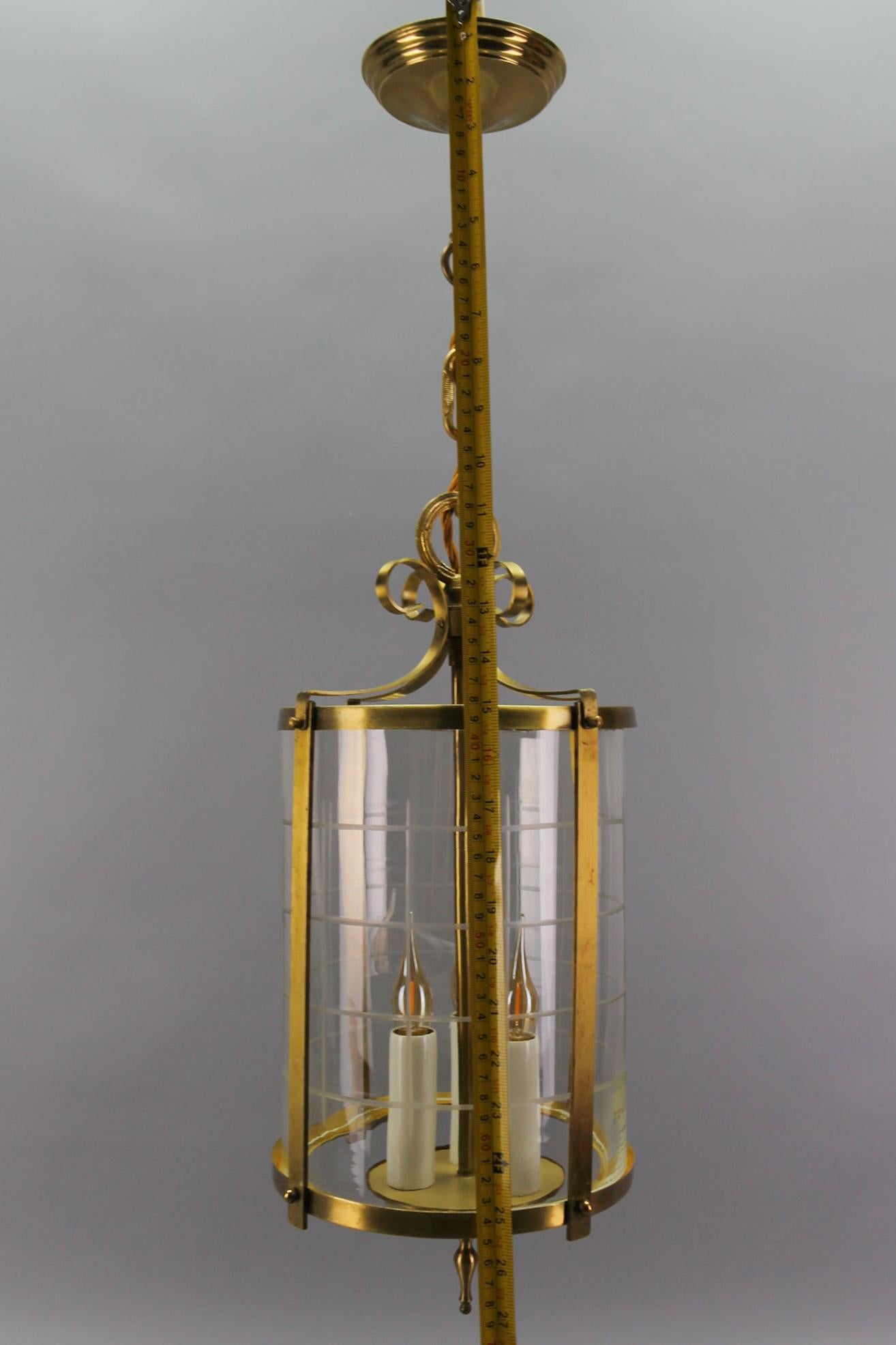 Lanterne suspendue ronde de style néoclassique français en laiton et verre transparent, années 1920 en vente 12
