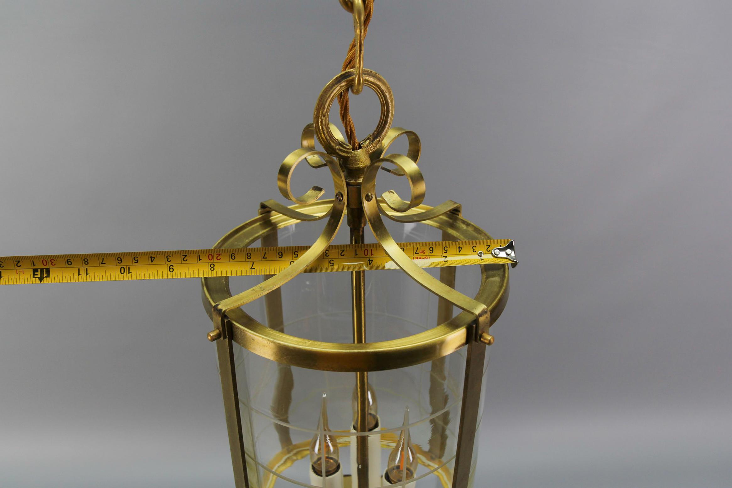 Lanterne suspendue ronde de style néoclassique français en laiton et verre transparent, années 1920 en vente 13